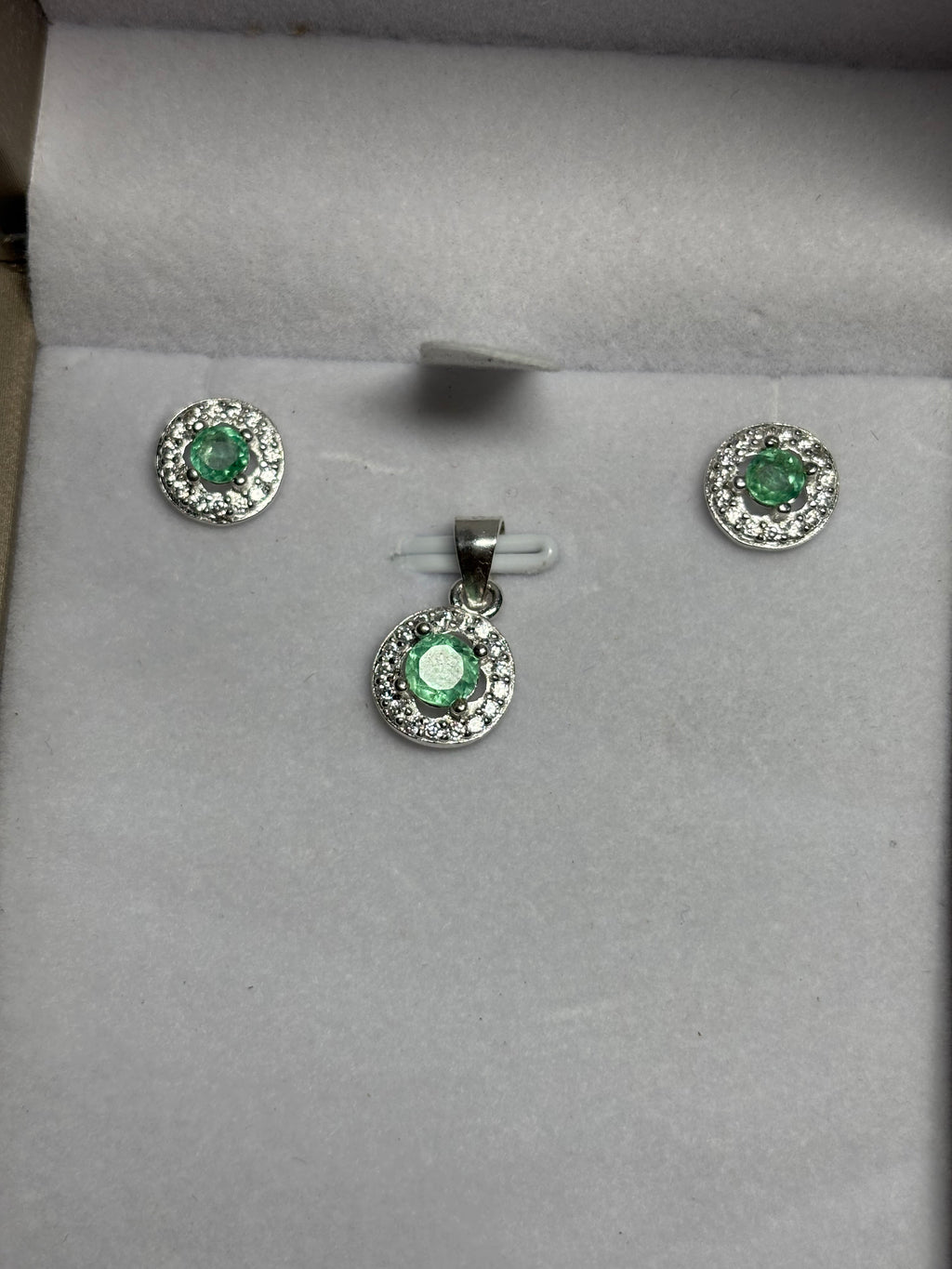 Set Círculo de Topitos y Dije en plata 925 con esmeralda natural colombiana
