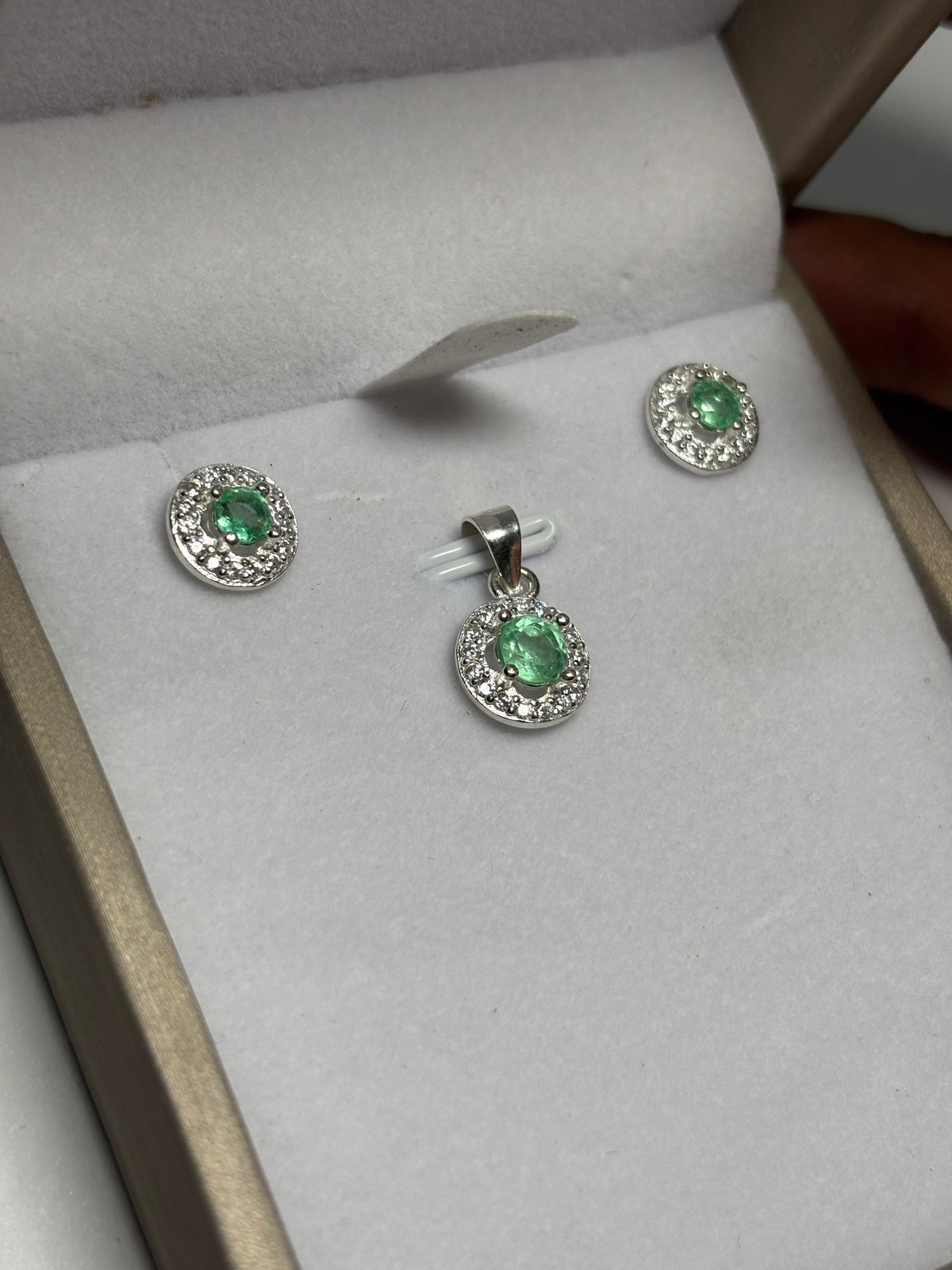 Set Círculo de Topitos y Dije en plata 925 con esmeralda natural colombiana