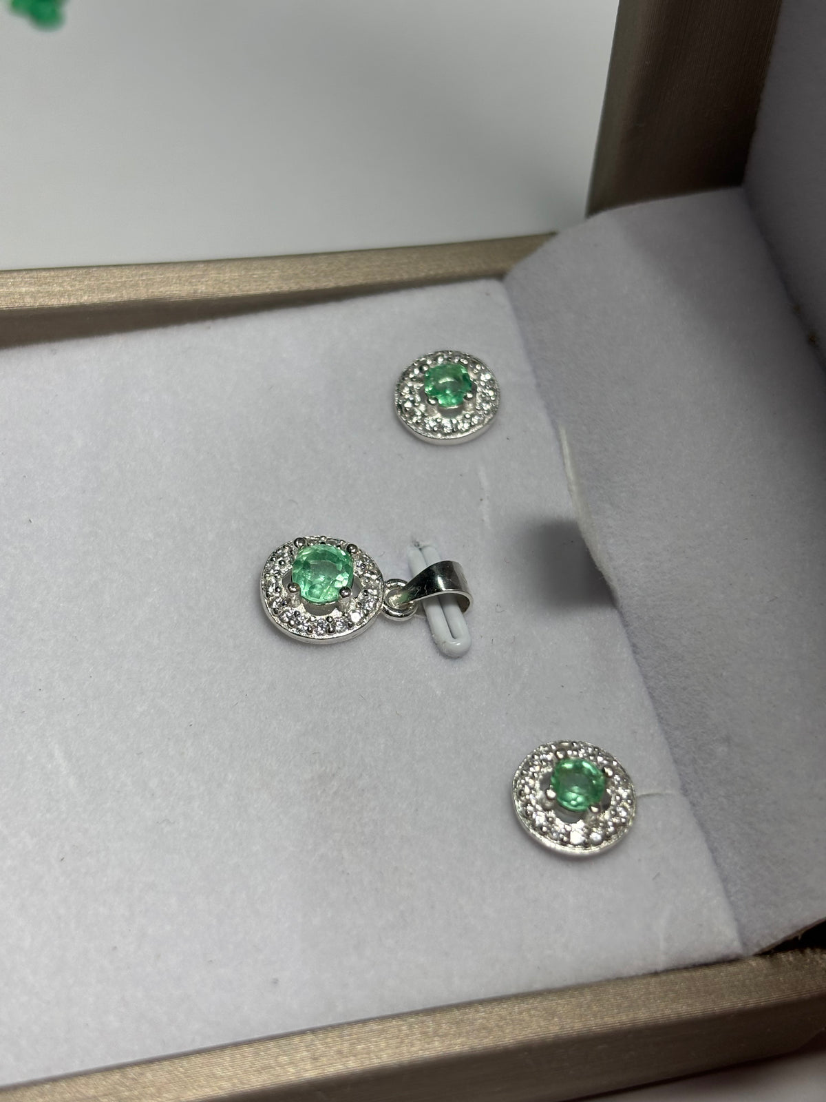 Set Círculo de Topitos y Dije en plata 925 con esmeralda natural colombiana