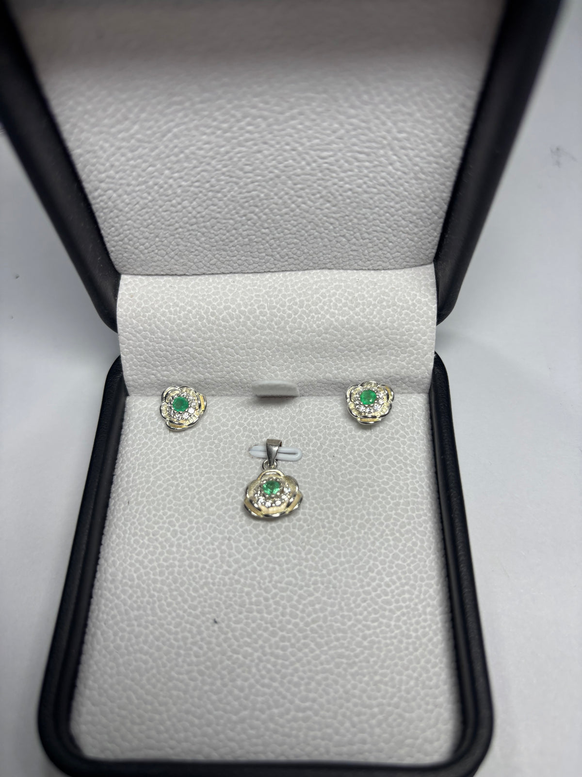 Set Flor de Topitos y Dije en plata 925 con esmeralda natural colombiana