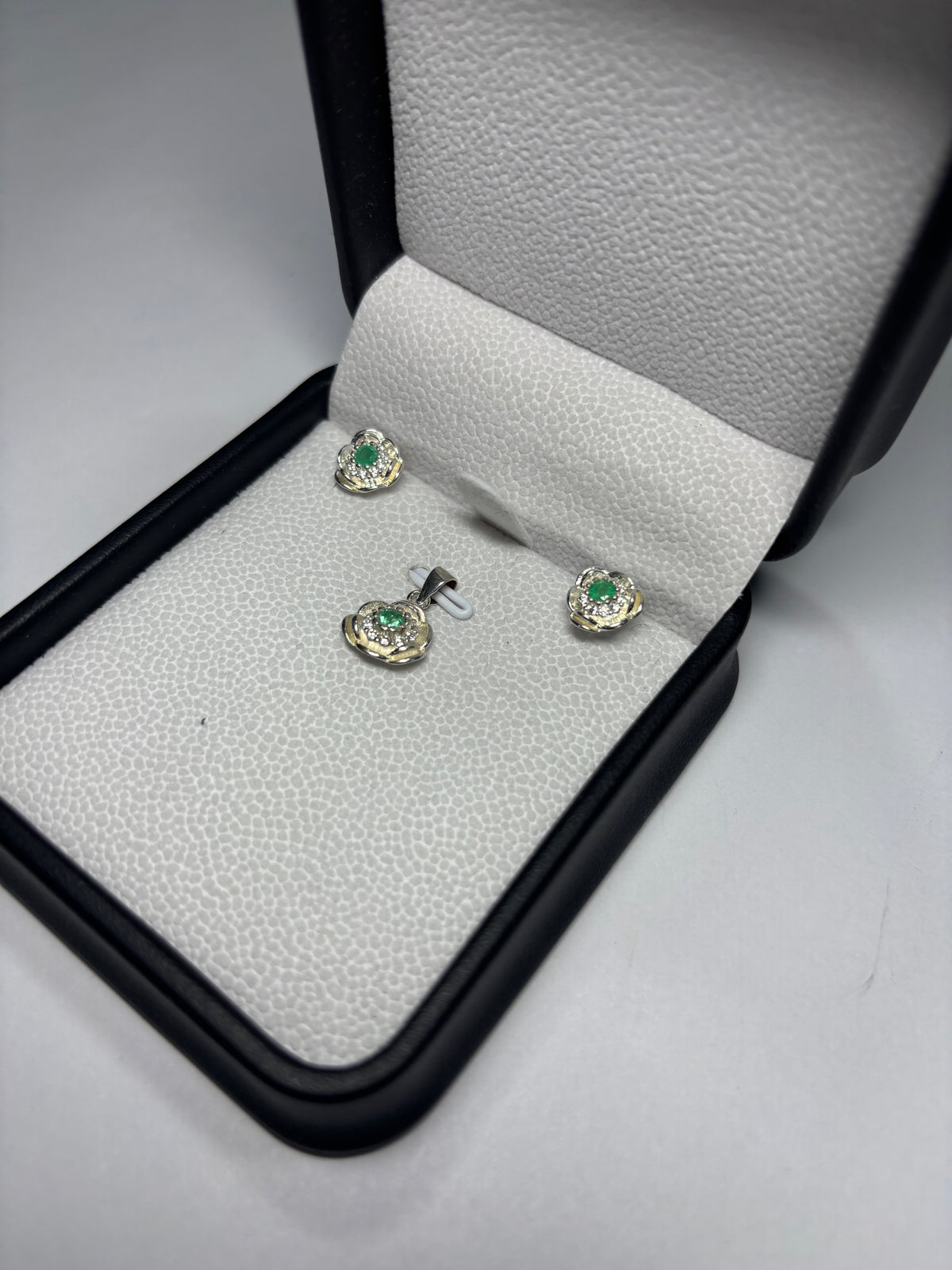 Set Flor de Topitos y Dije en plata 925 con esmeralda natural colombiana