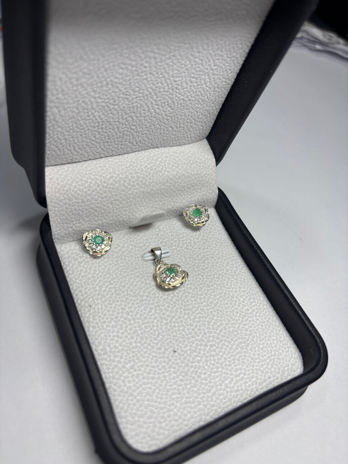 Set Flor de Topitos y Dije en plata 925 con esmeralda natural colombiana