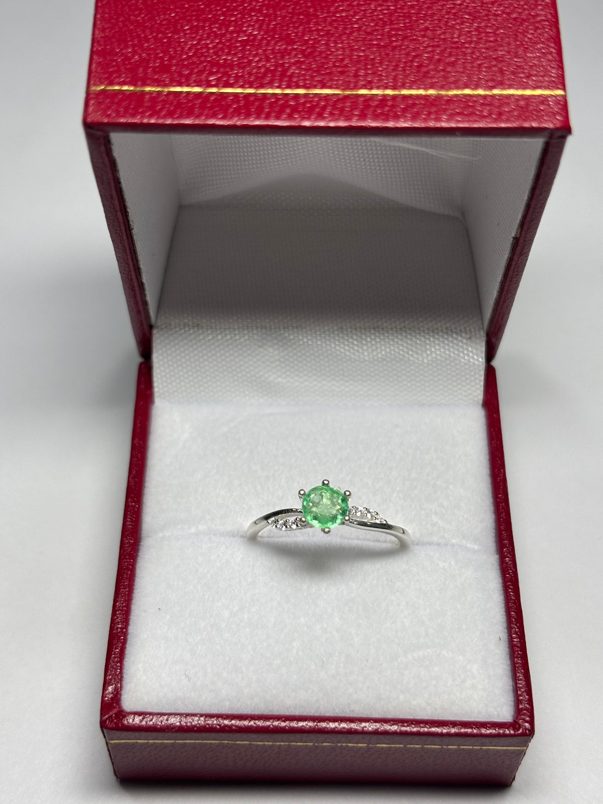 Anillo Destellos en plata 925 con esmeralda natural colombiana