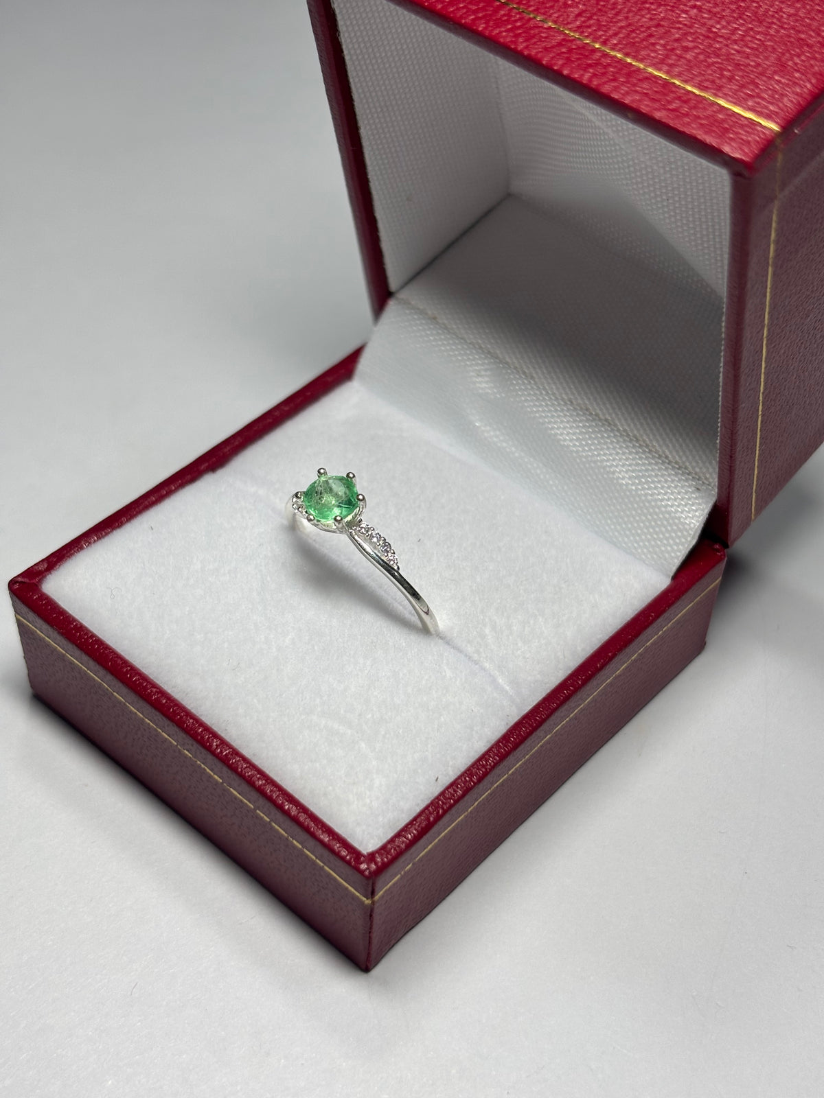 Anillo Destellos en plata 925 con esmeralda natural colombiana
