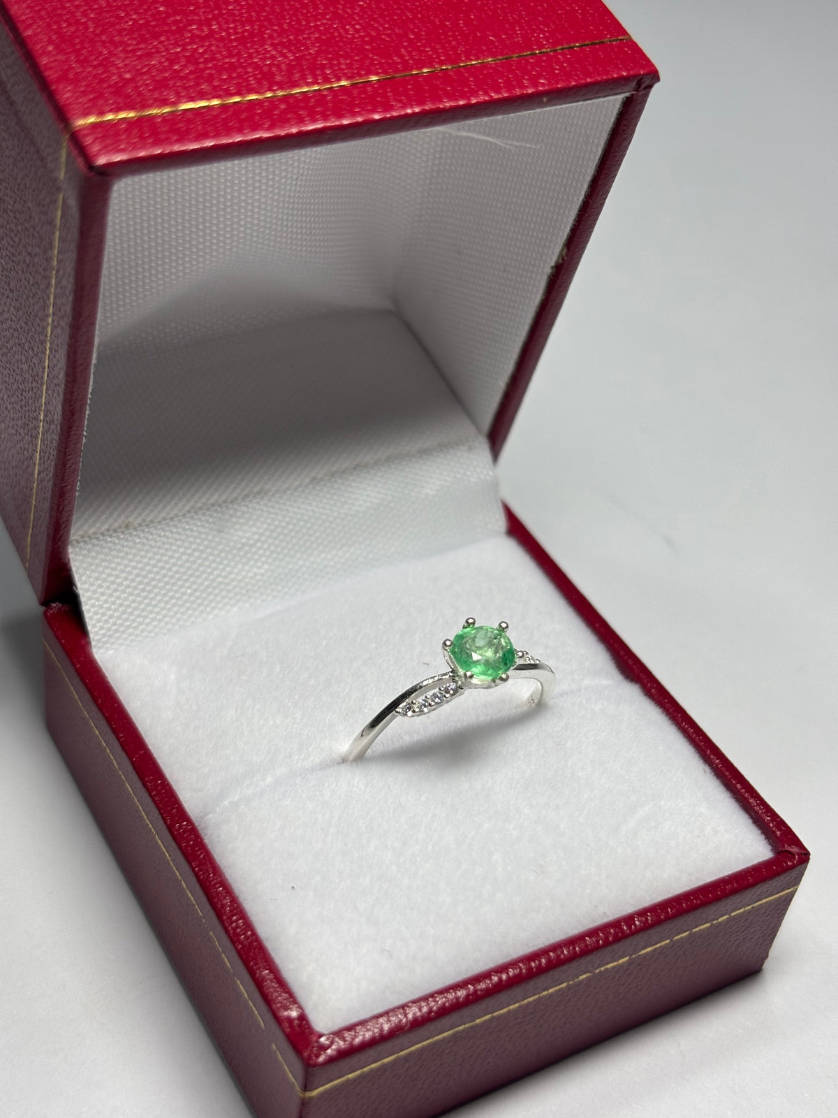 Anillo Destellos en plata 925 con esmeralda natural colombiana