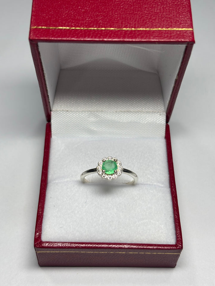 Anillo Flor en plata 925 con esmeralda natural colombiana