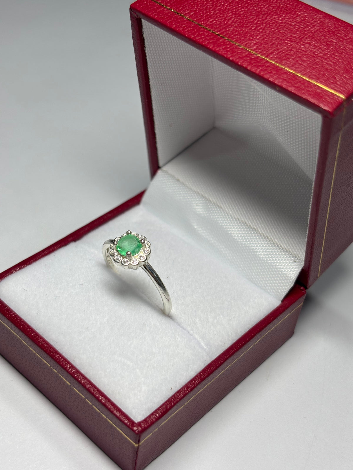 Anillo Flor en plata 925 con esmeralda natural colombiana