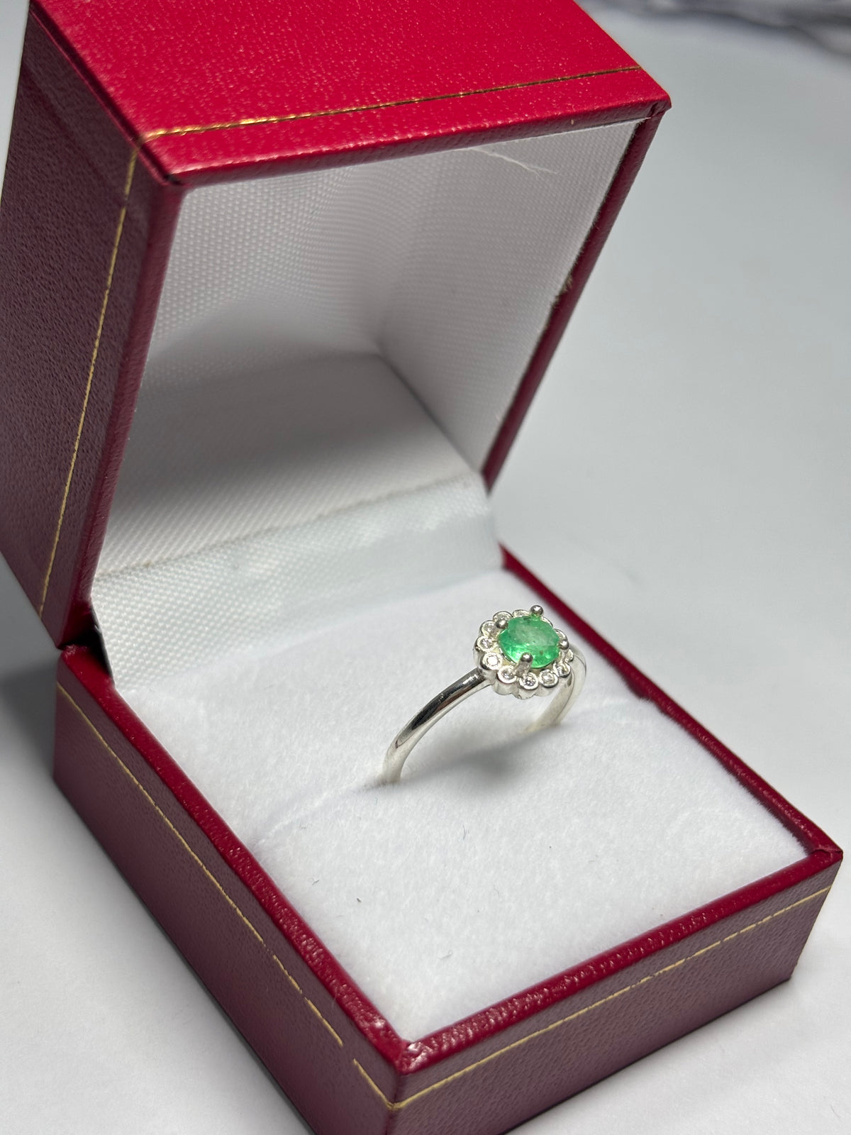 Anillo Flor en plata 925 con esmeralda natural colombiana