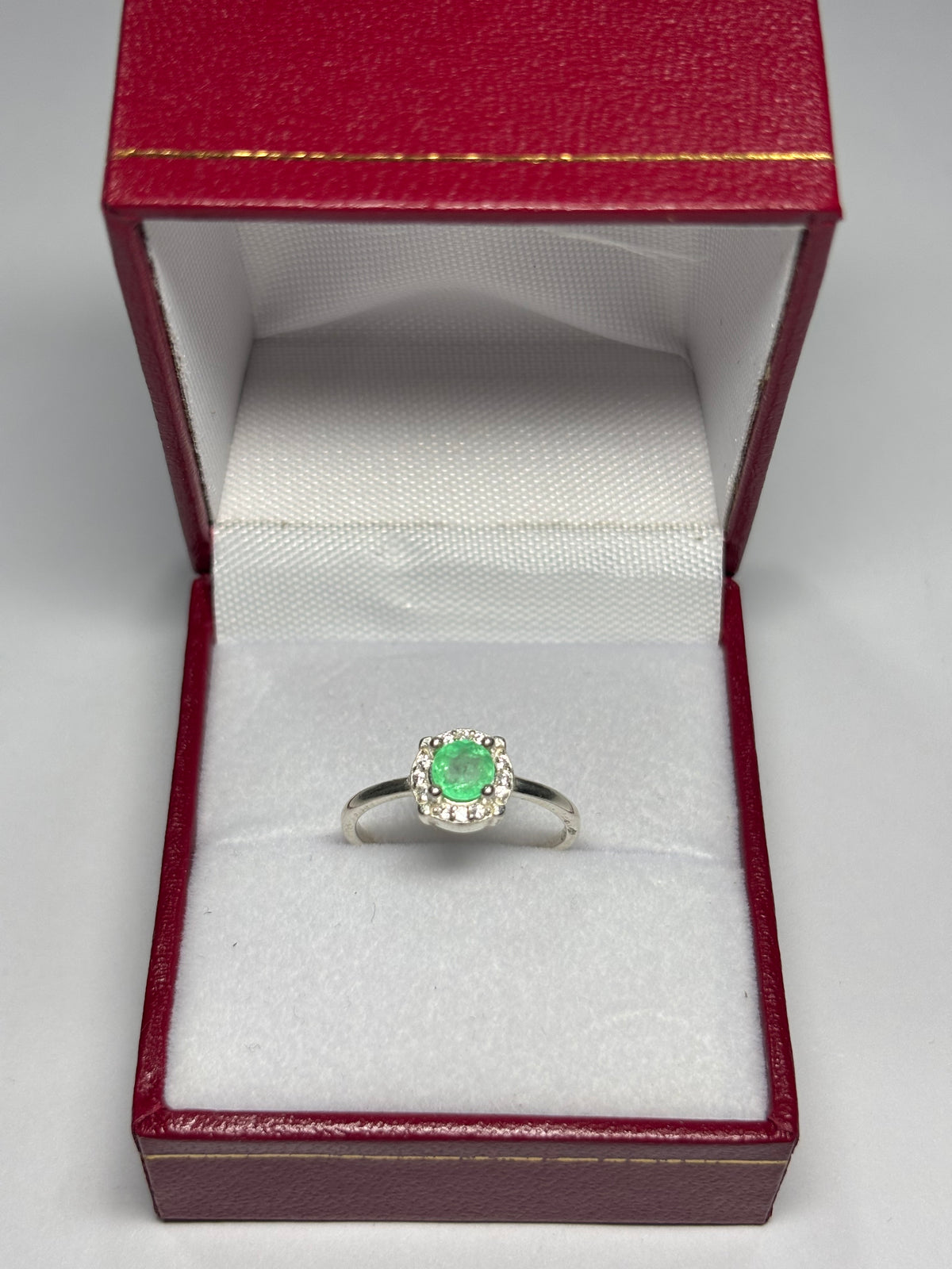 Anillo Halo Cuadrado en plata 925 con esmeralda natural colombiana