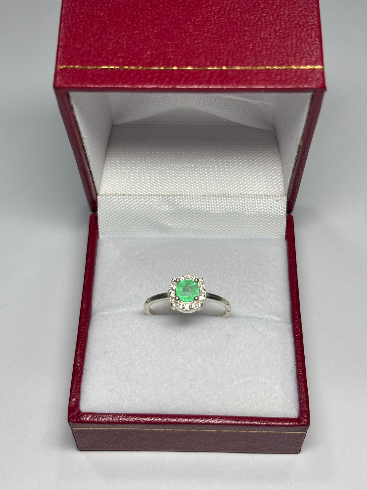 Anillo Halo Cuadrado en plata 925 con esmeralda natural colombiana