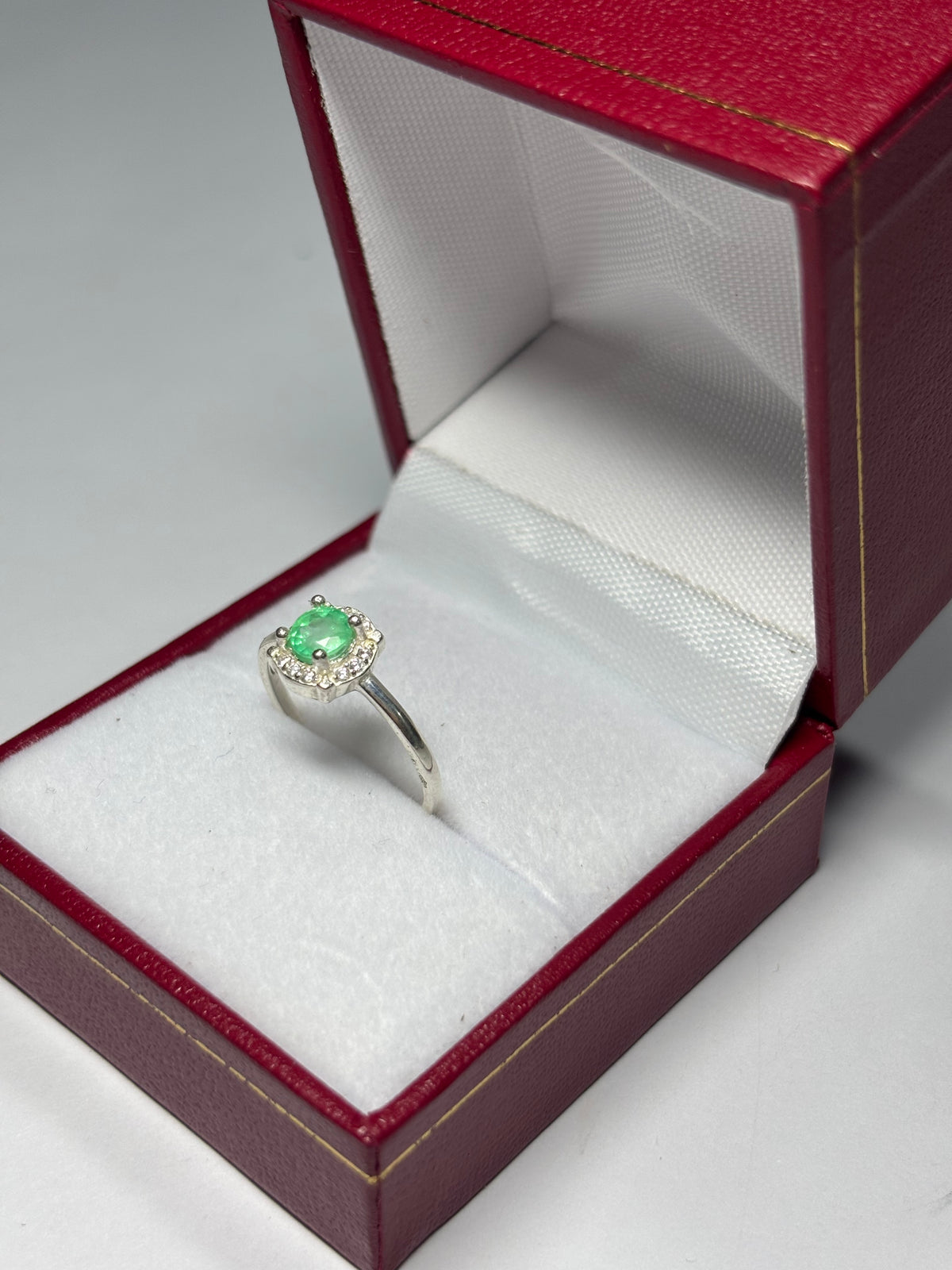 Anillo Halo Cuadrado en plata 925 con esmeralda natural colombiana