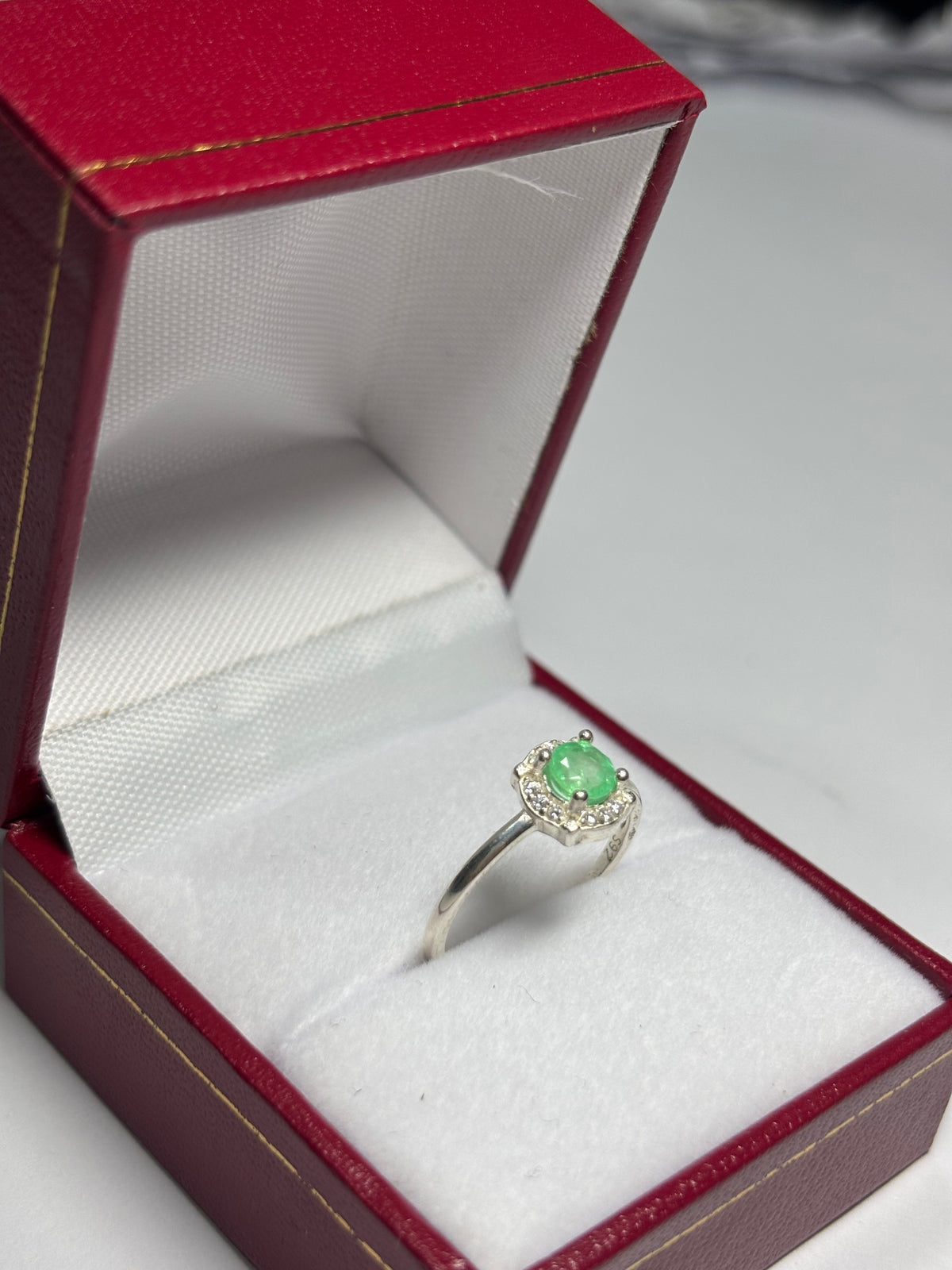 Anillo Halo Cuadrado en plata 925 con esmeralda natural colombiana