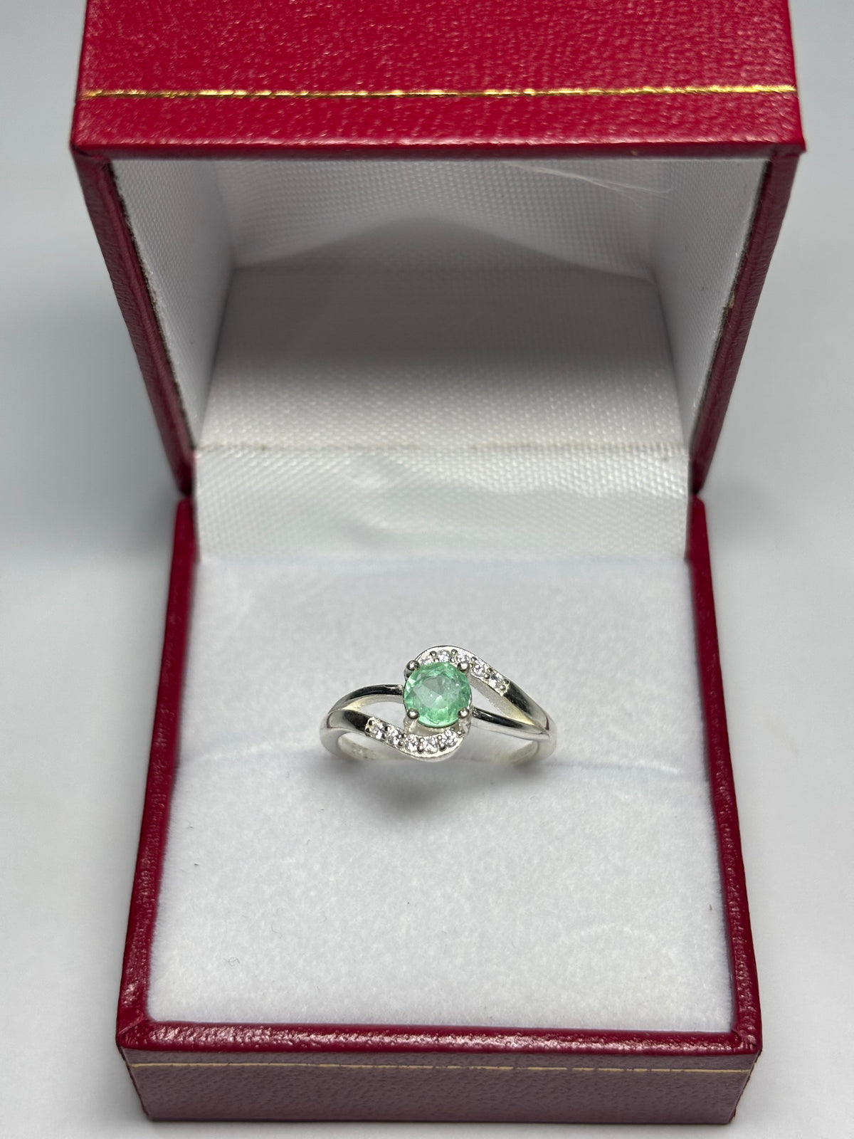 Anillo Abrazo en plata 925 con esmeralda natural colombiana