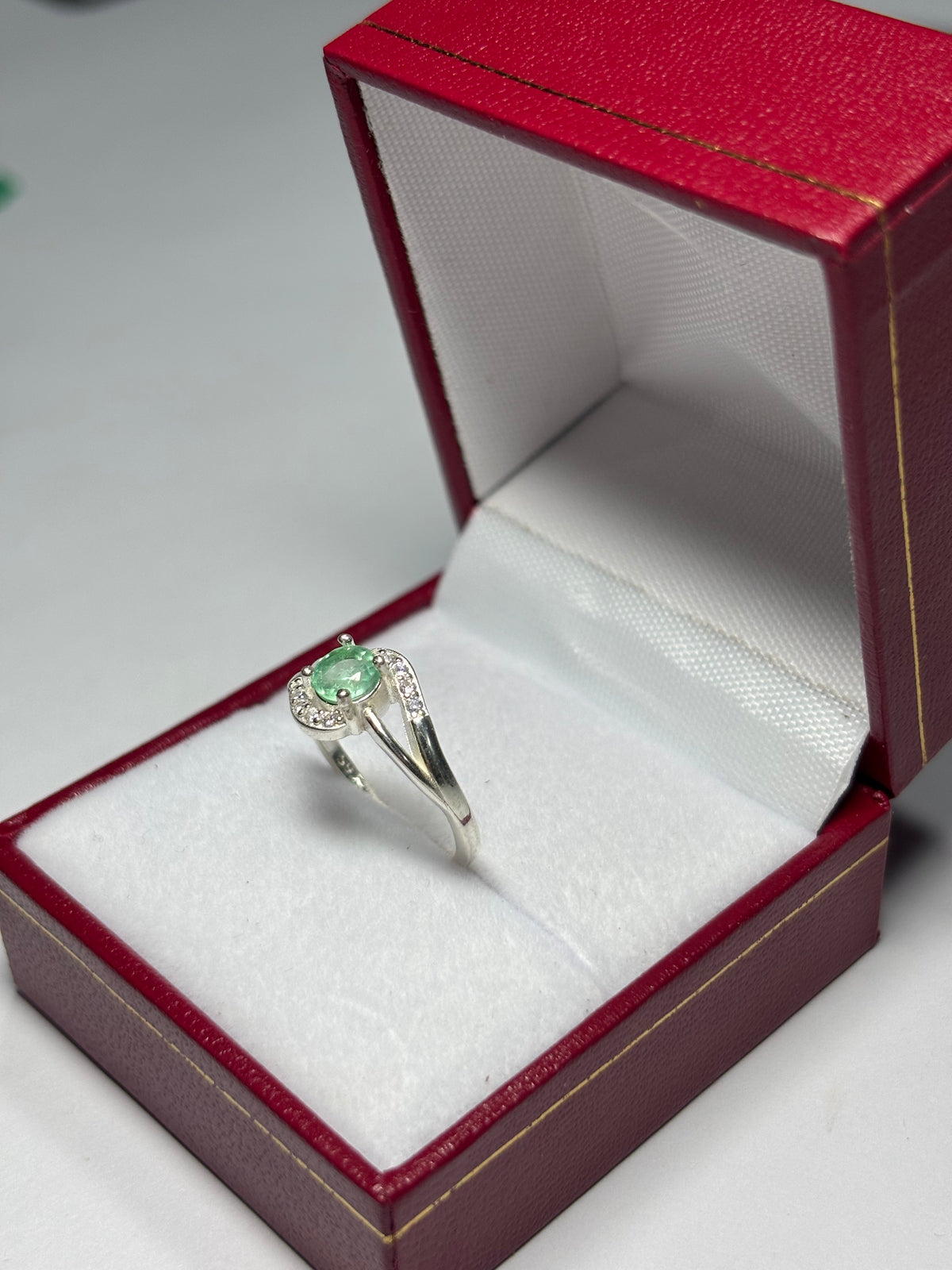 Anillo Abrazo en plata 925 con esmeralda natural colombiana
