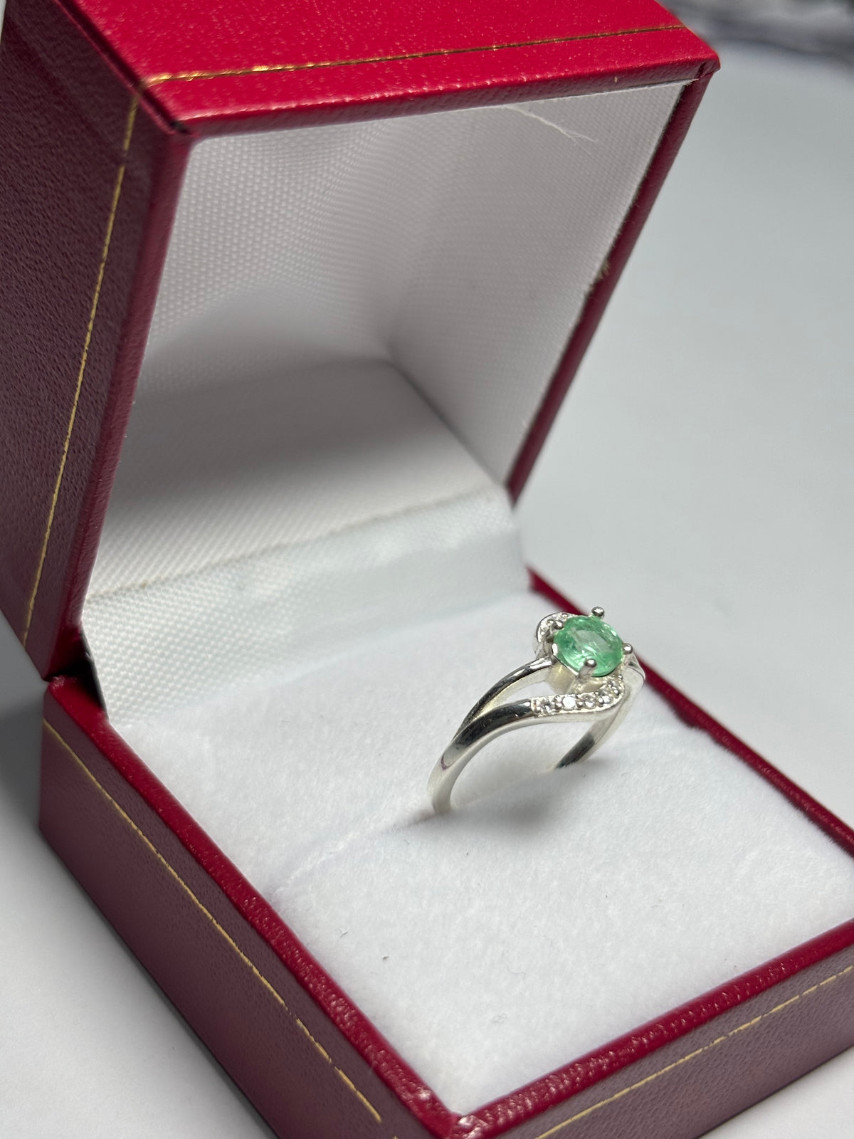 Anillo Abrazo en plata 925 con esmeralda natural colombiana