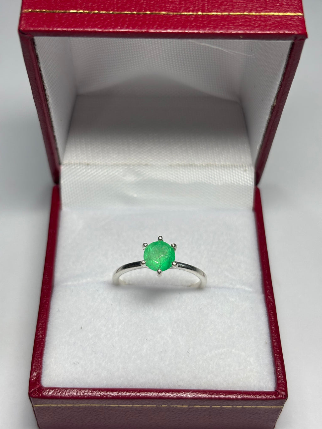 Anillo Solitario Seis Garras en plata 925 con esmeralda natural colombiana
