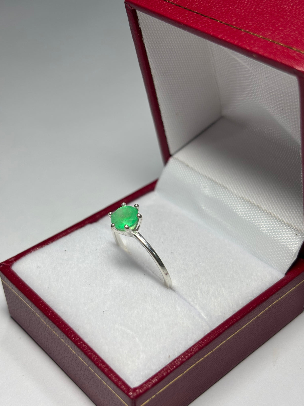Anillo Solitario Seis Garras en plata 925 con esmeralda natural colombiana