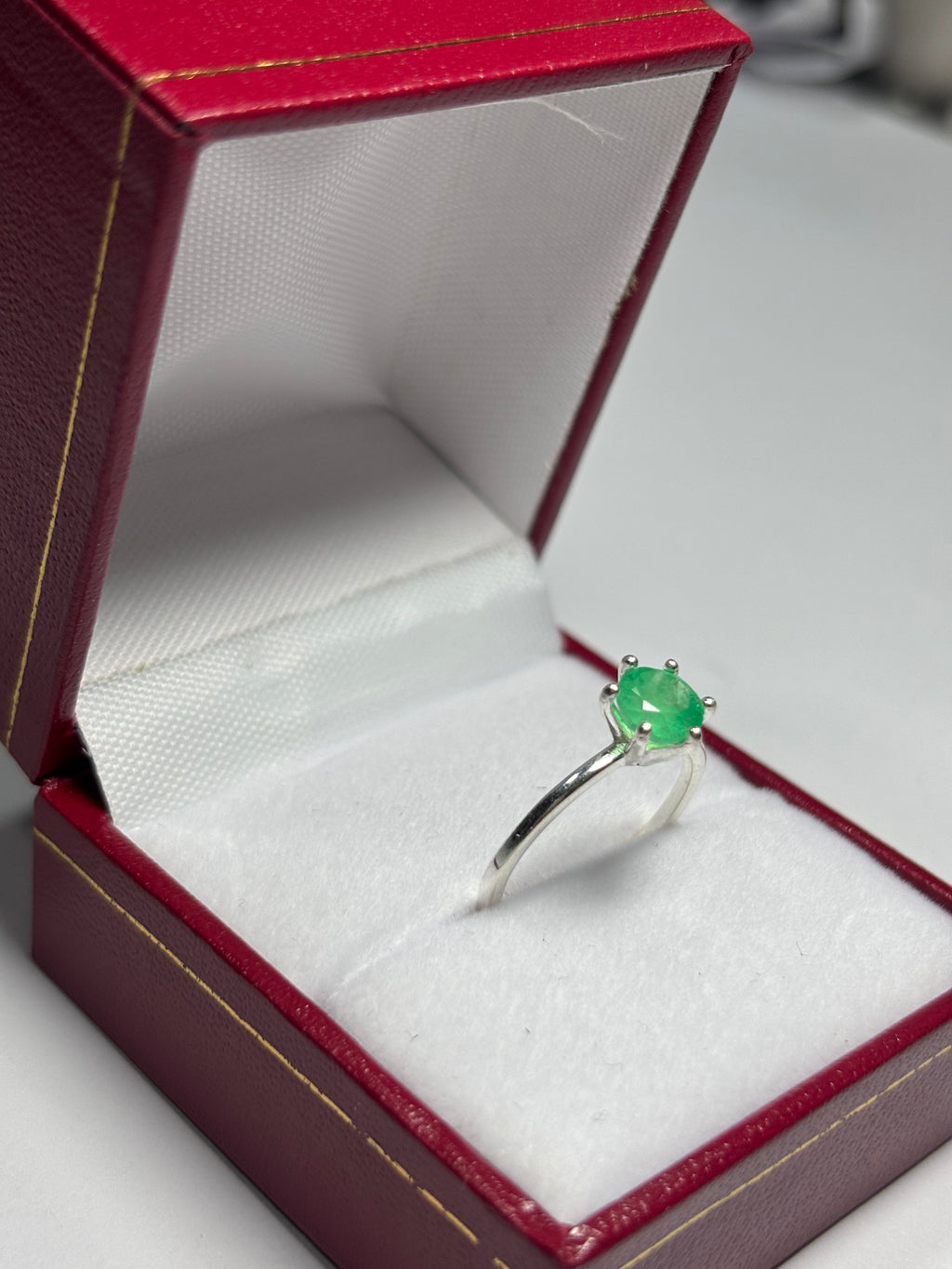 Anillo Solitario Seis Garras en plata 925 con esmeralda natural colombiana