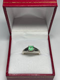 Anillo Solitario Clásico en plata 925 con esmeralda natural colombiana