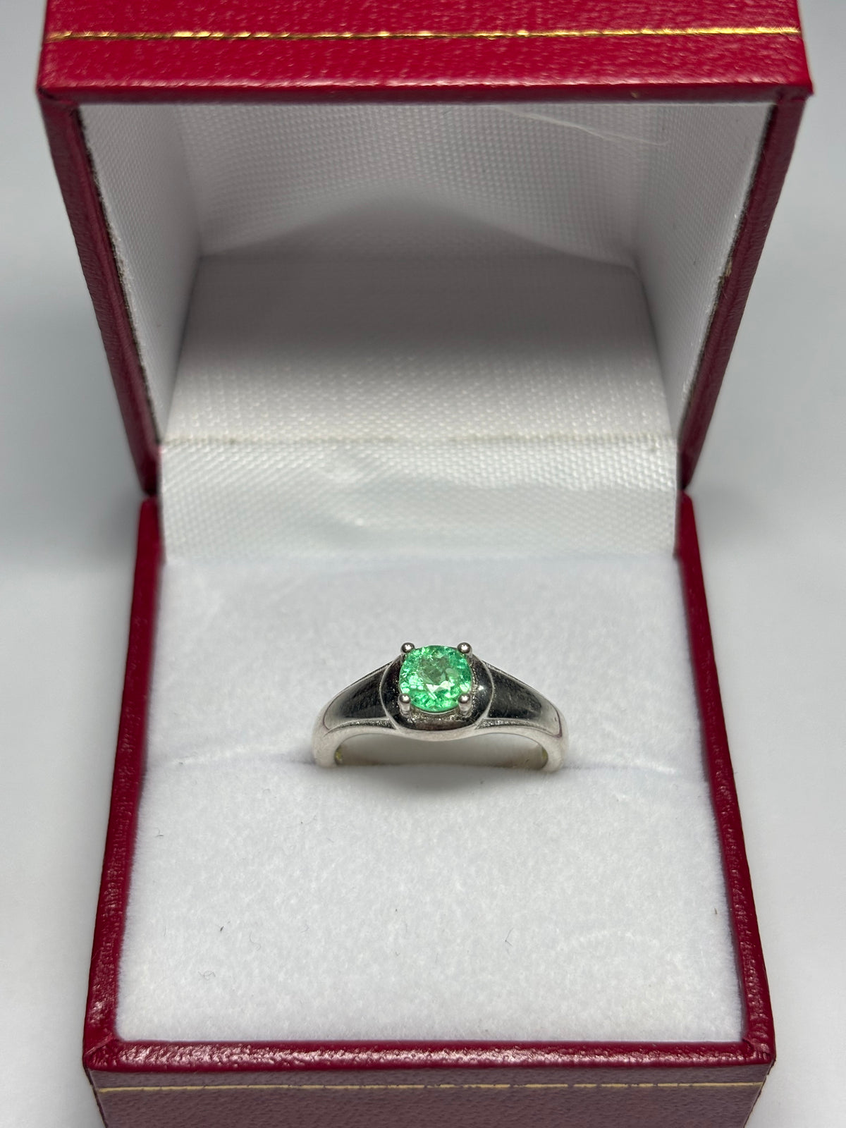 Anillo Solitario Clásico en plata 925 con esmeralda natural colombiana