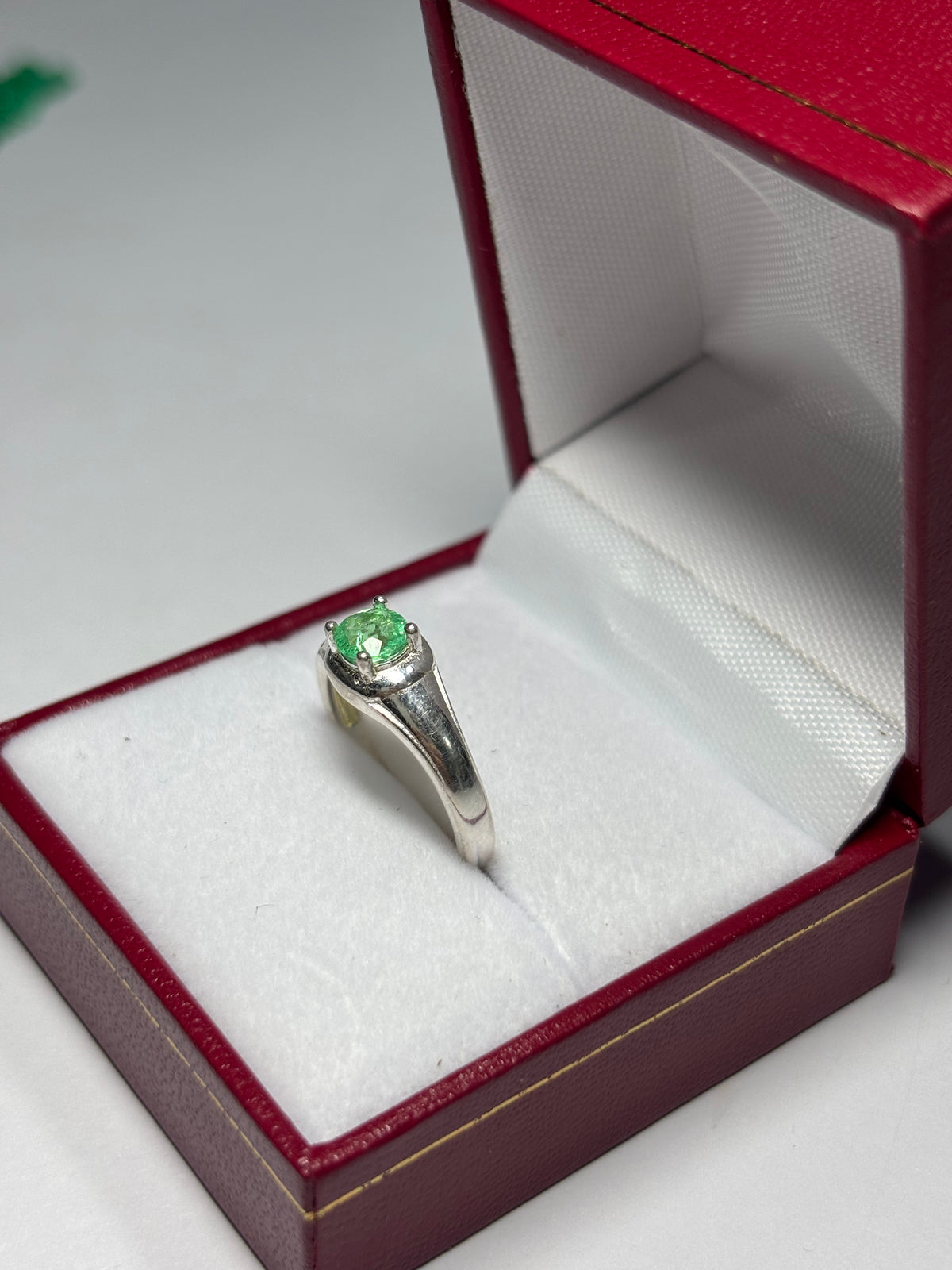 Anillo Solitario Clásico en plata 925 con esmeralda natural colombiana