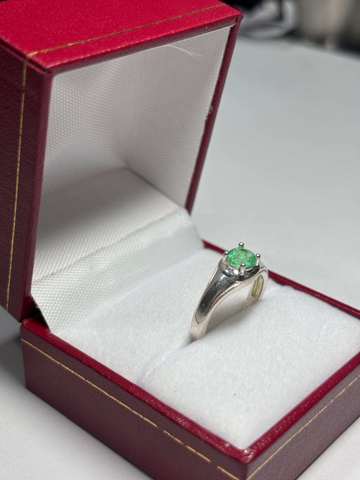 Anillo Solitario Clásico en plata 925 con esmeralda natural colombiana