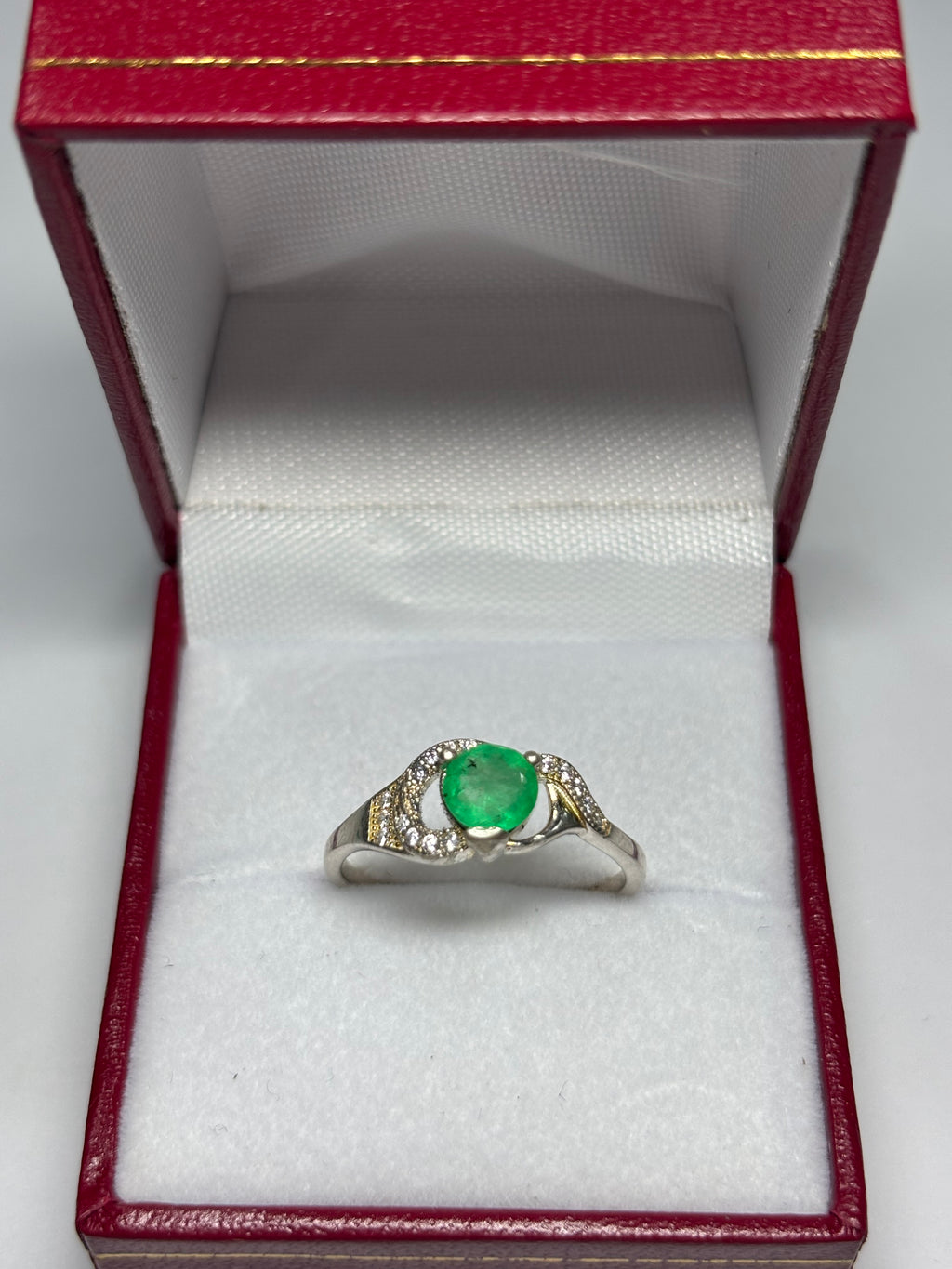 Anillo Curvas en plata 925 con esmeralda natural colombiana
