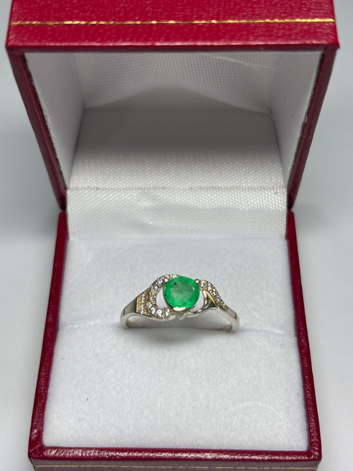 Anillo Curvas en plata 925 con esmeralda natural colombiana