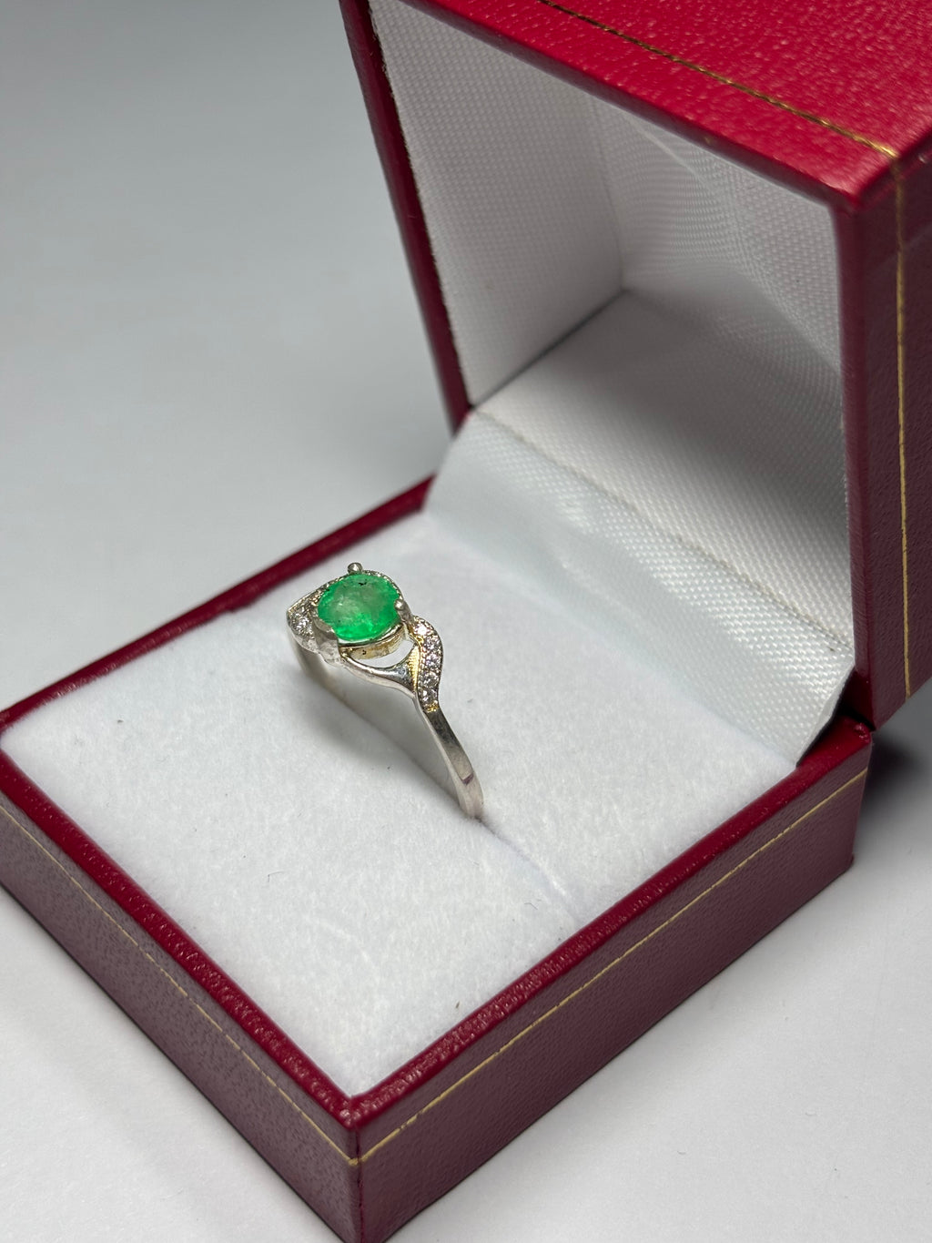 Anillo Curvas en plata 925 con esmeralda natural colombiana
