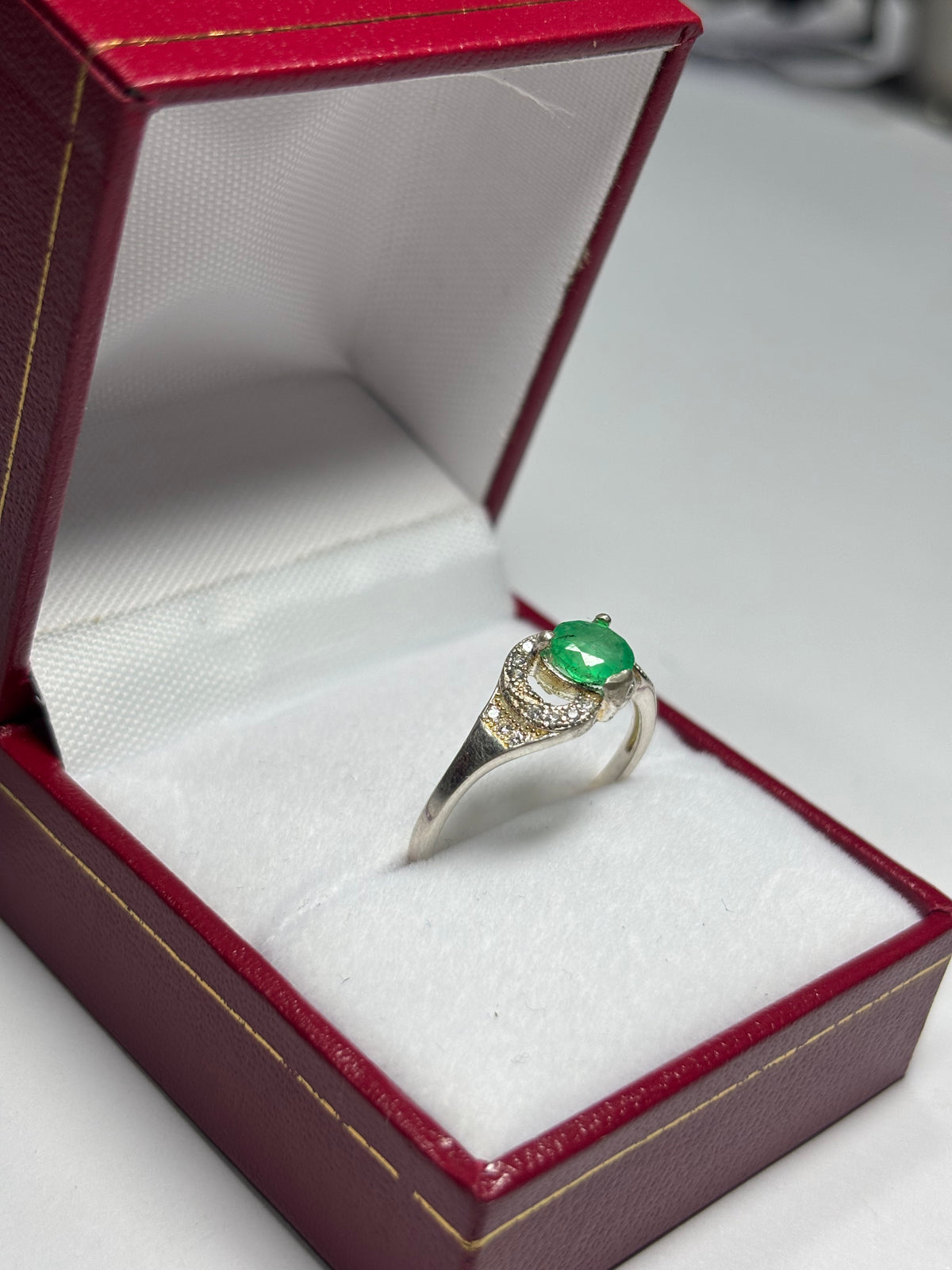 Anillo Curvas en plata 925 con esmeralda natural colombiana