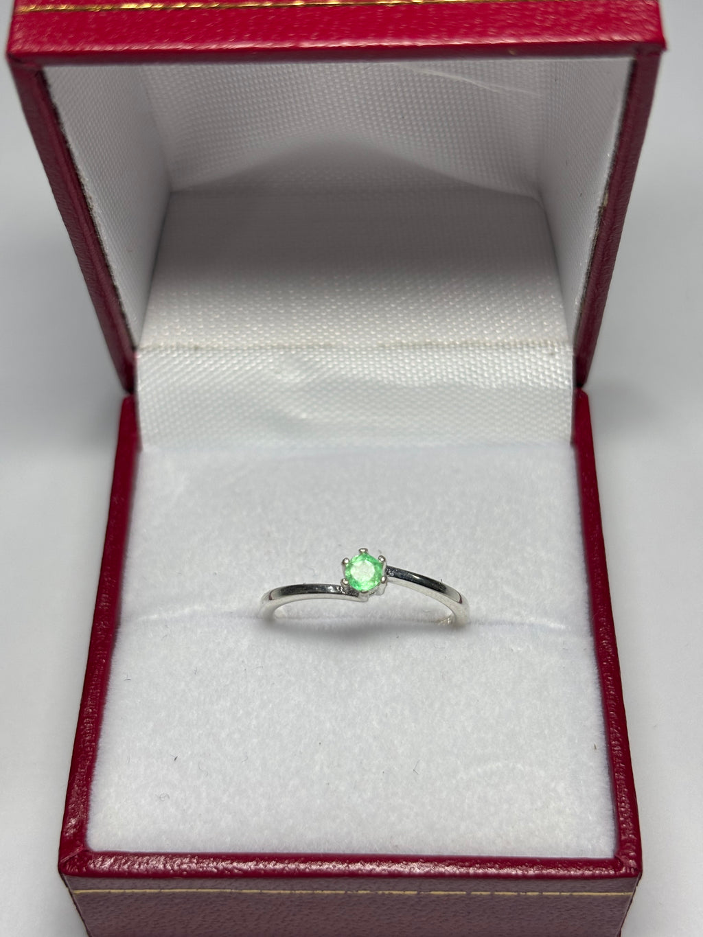 Anillo Solitario Delicado en plata 925 con esmeralda natural colombiana