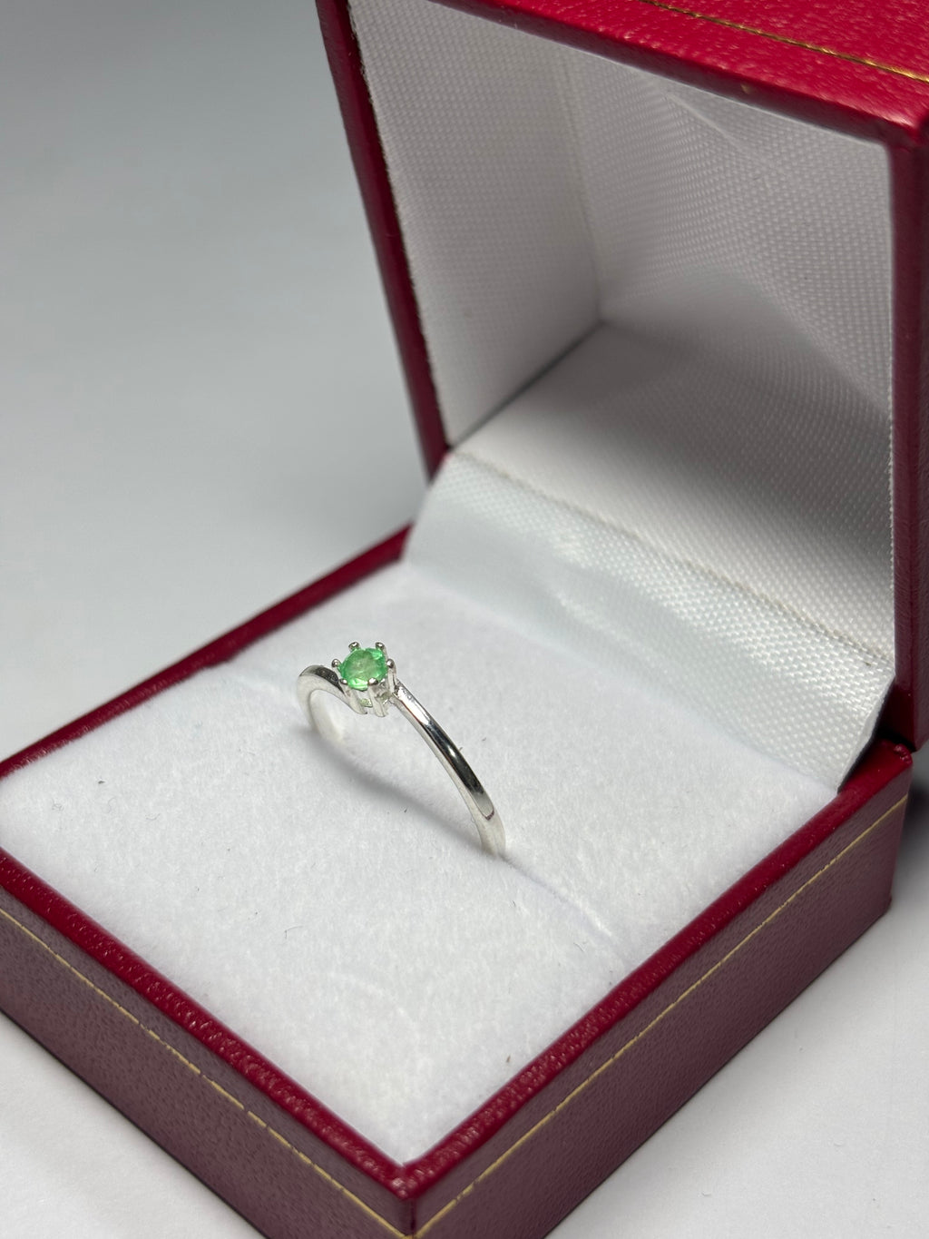 Anillo Solitario Delicado en plata 925 con esmeralda natural colombiana
