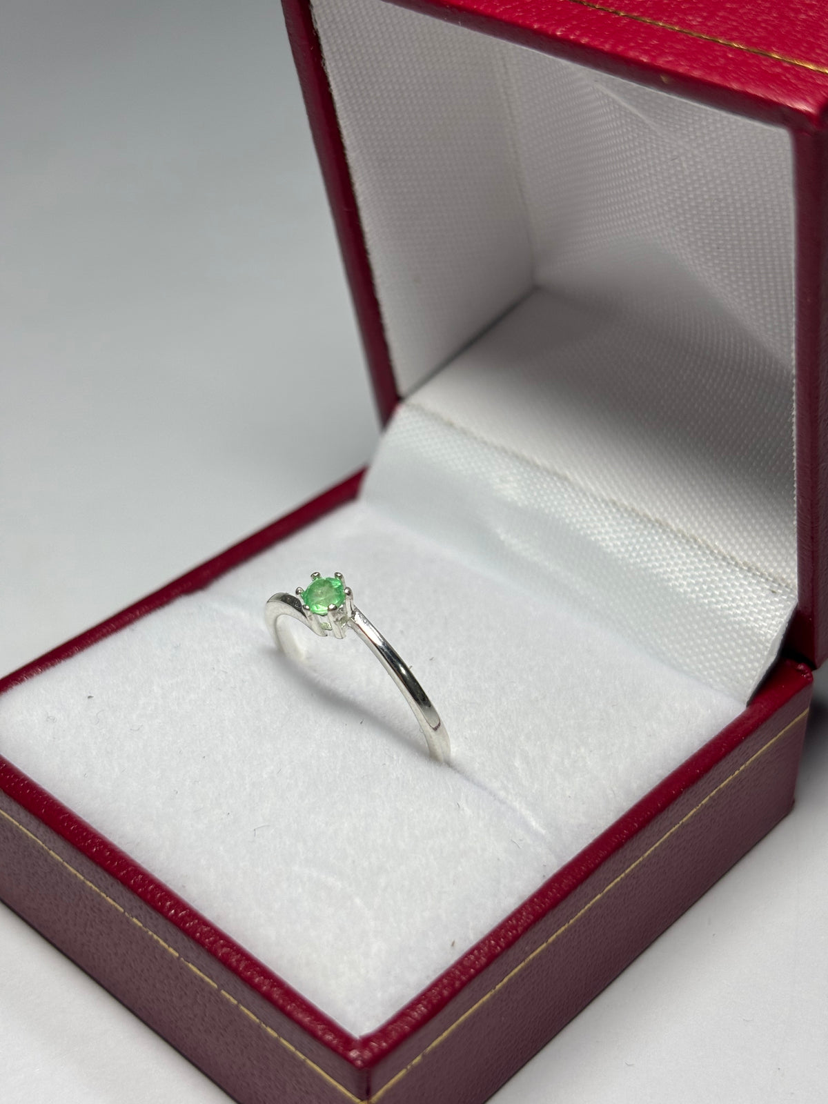 Anillo Solitario Delicado en plata 925 con esmeralda natural colombiana