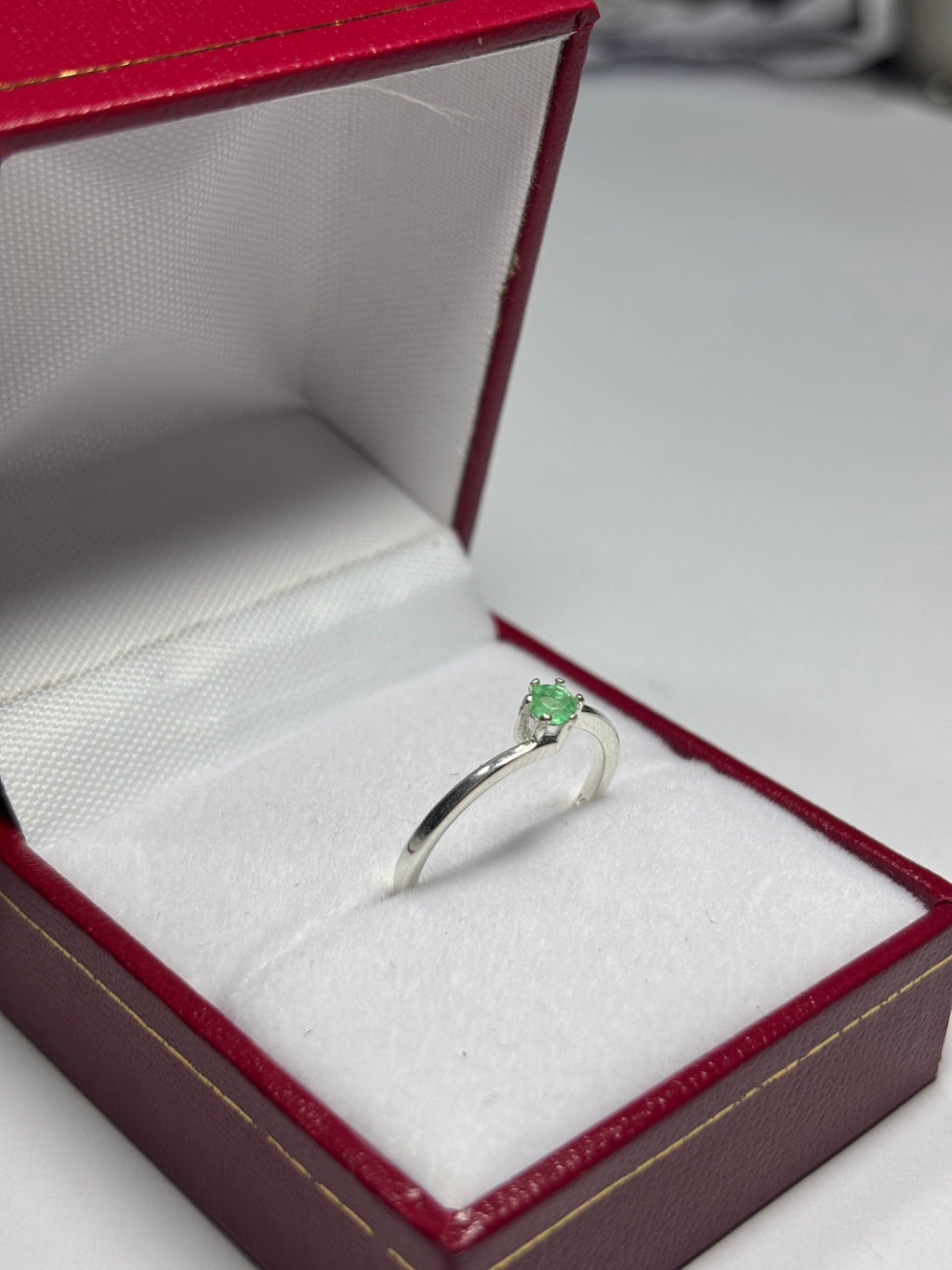Anillo Solitario Delicado en plata 925 con esmeralda natural colombiana