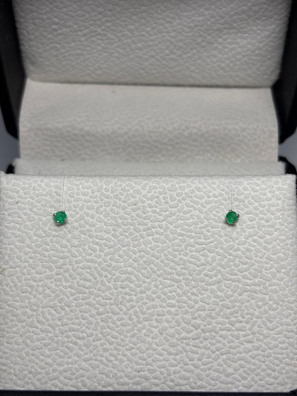 Topitos Clásicos — 2 mm en plata 925 con esmeralda natural colombiana