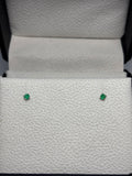 Topitos Clásicos — 2 mm en plata 925 con esmeralda natural colombiana