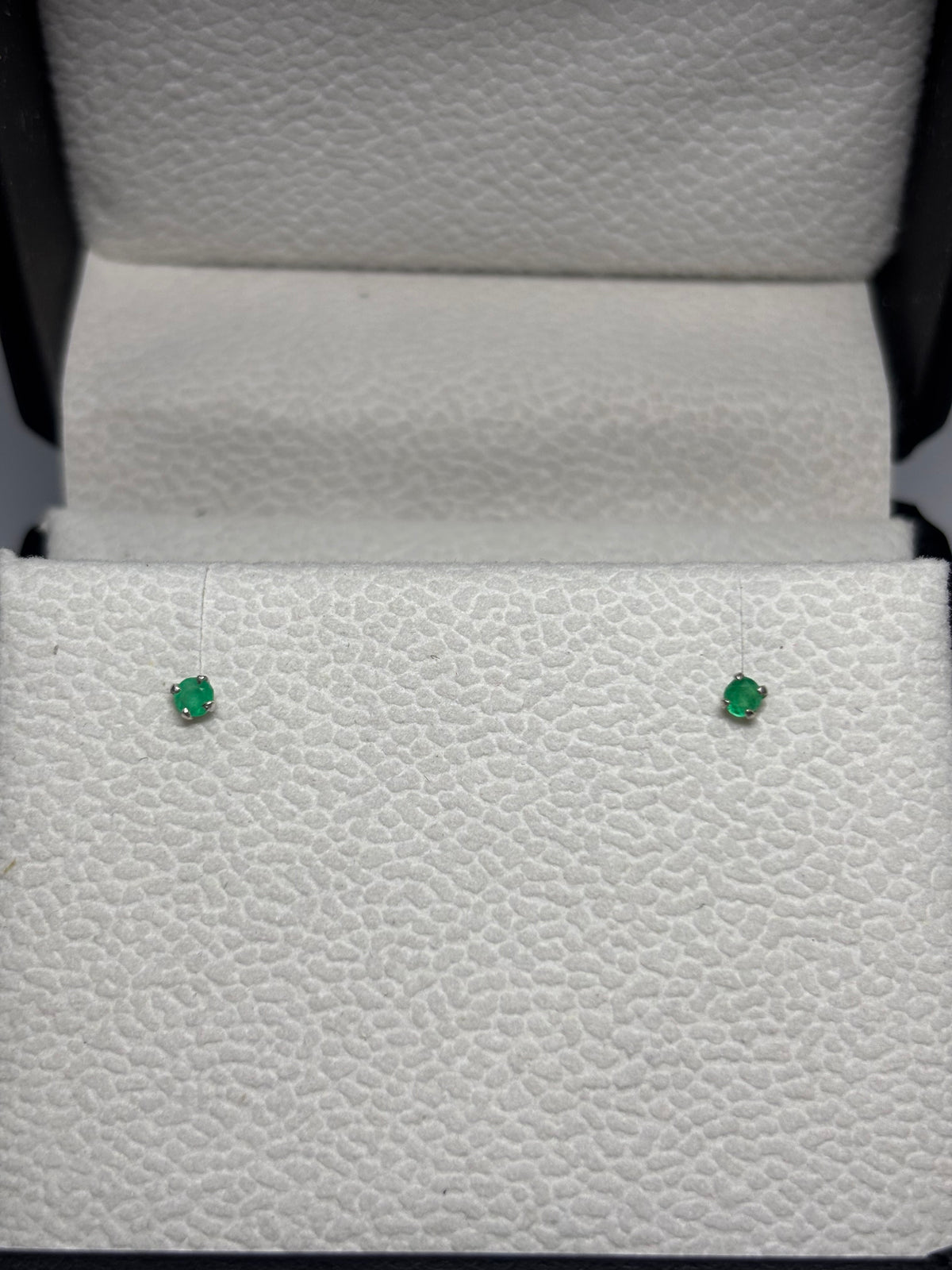 Topitos Clásicos — 2 mm en plata 925 con esmeralda natural colombiana