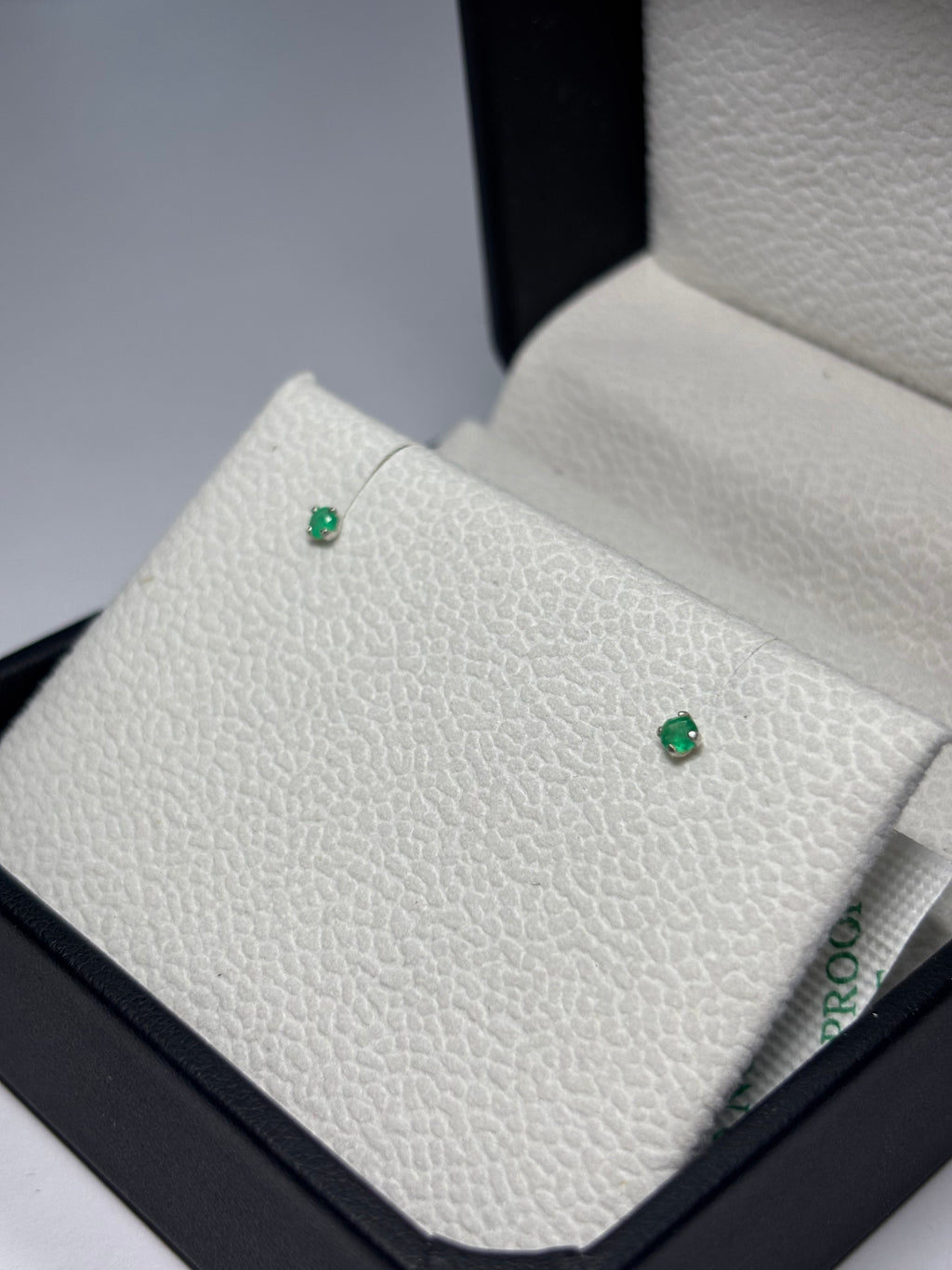 Topitos Clásicos — 2 mm en plata 925 con esmeralda natural colombiana