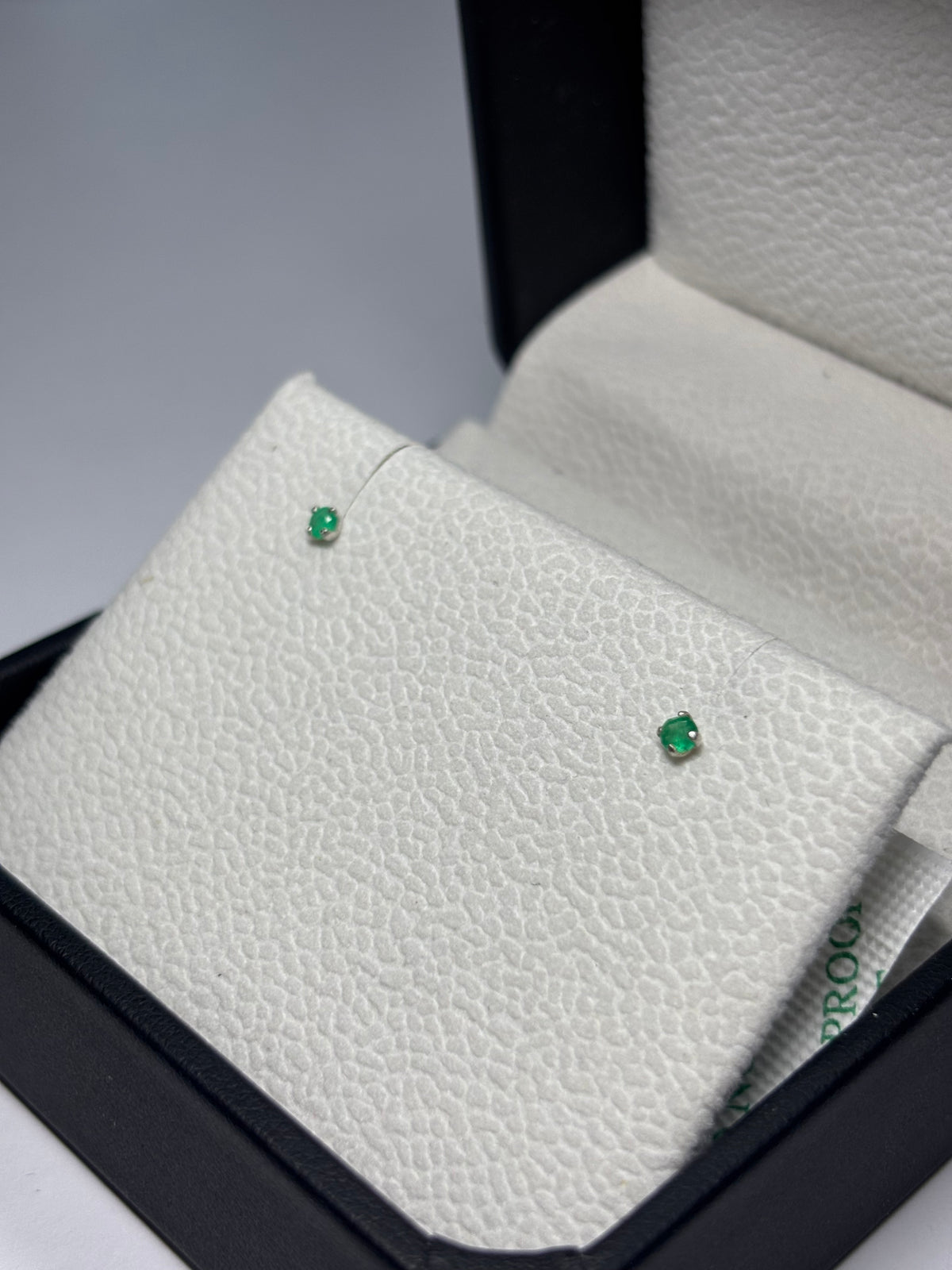 Topitos Clásicos — 2 mm en plata 925 con esmeralda natural colombiana