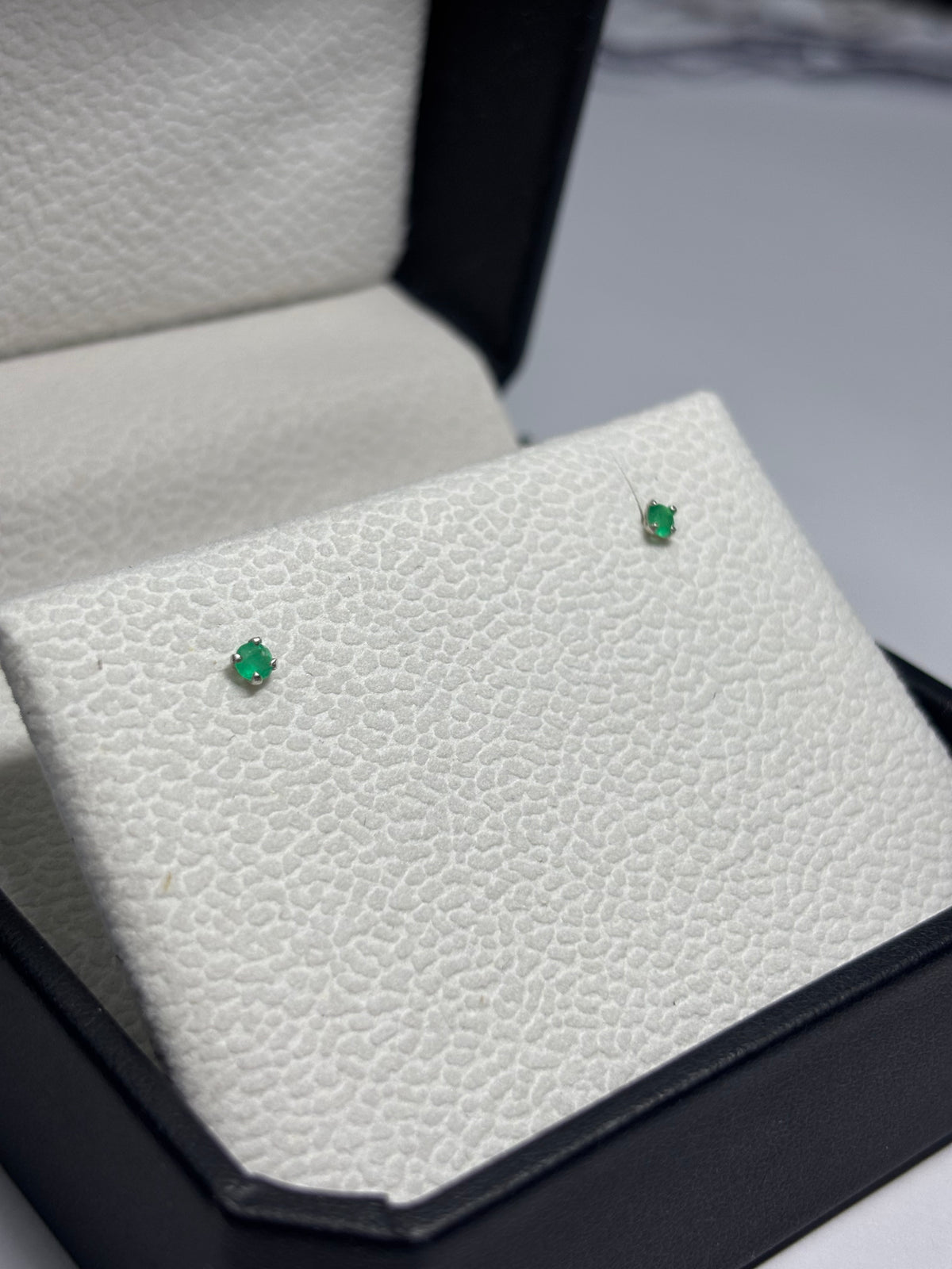 Topitos Clásicos — 2 mm en plata 925 con esmeralda natural colombiana