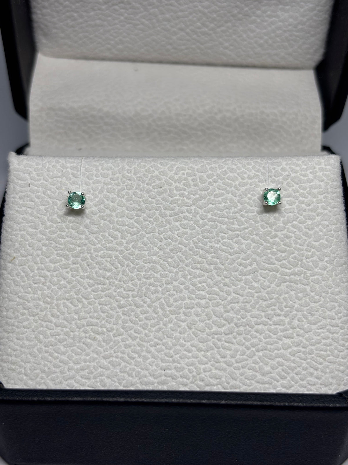 Topitos Verde Claro — 3 mm en plata 925 con esmeralda natural colombiana