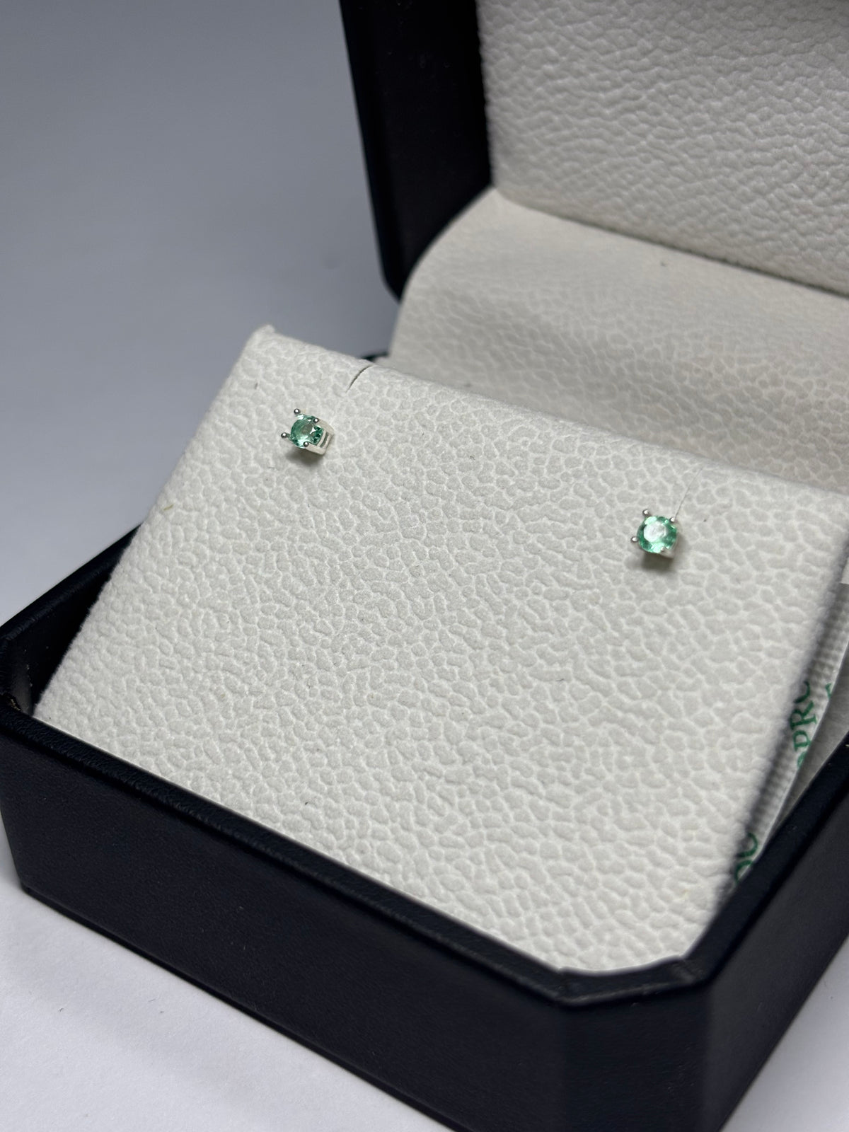 Topitos Verde Claro — 3 mm en plata 925 con esmeralda natural colombiana