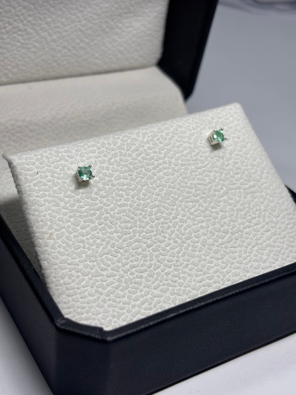 Topitos Verde Claro — 3 mm en plata 925 con esmeralda natural colombiana