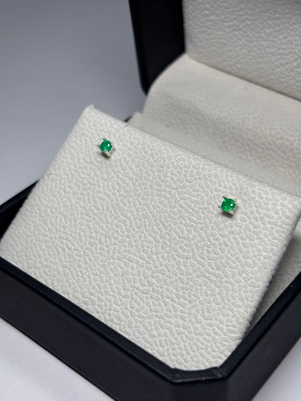 Topitos Verde Intenso — 3 mm en plata 925 con esmeralda natural colombiana