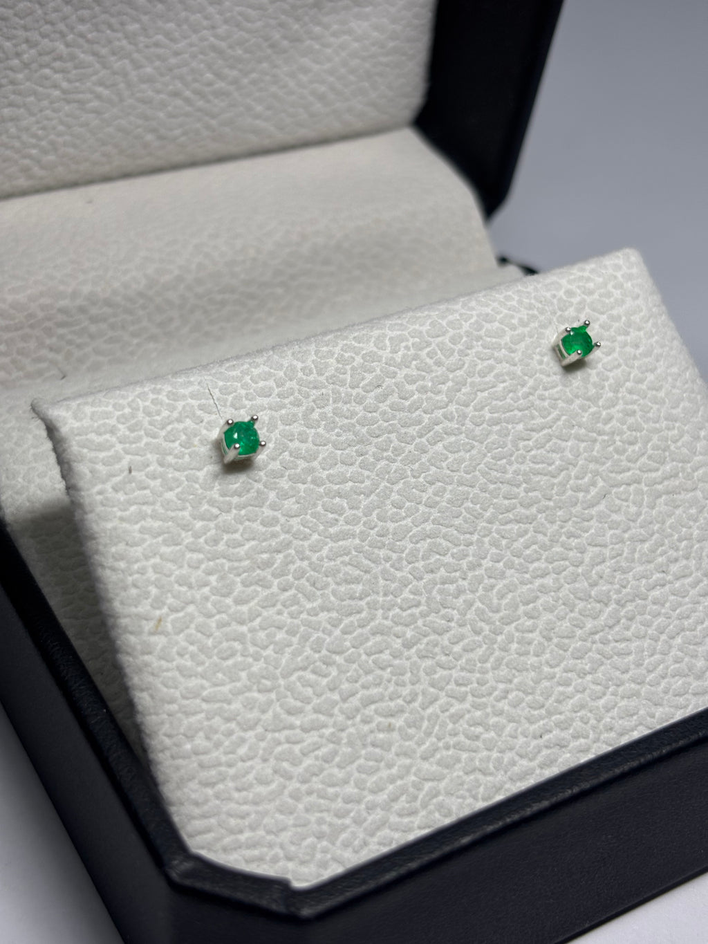 Topitos Verde Intenso — 3 mm en plata 925 con esmeralda natural colombiana