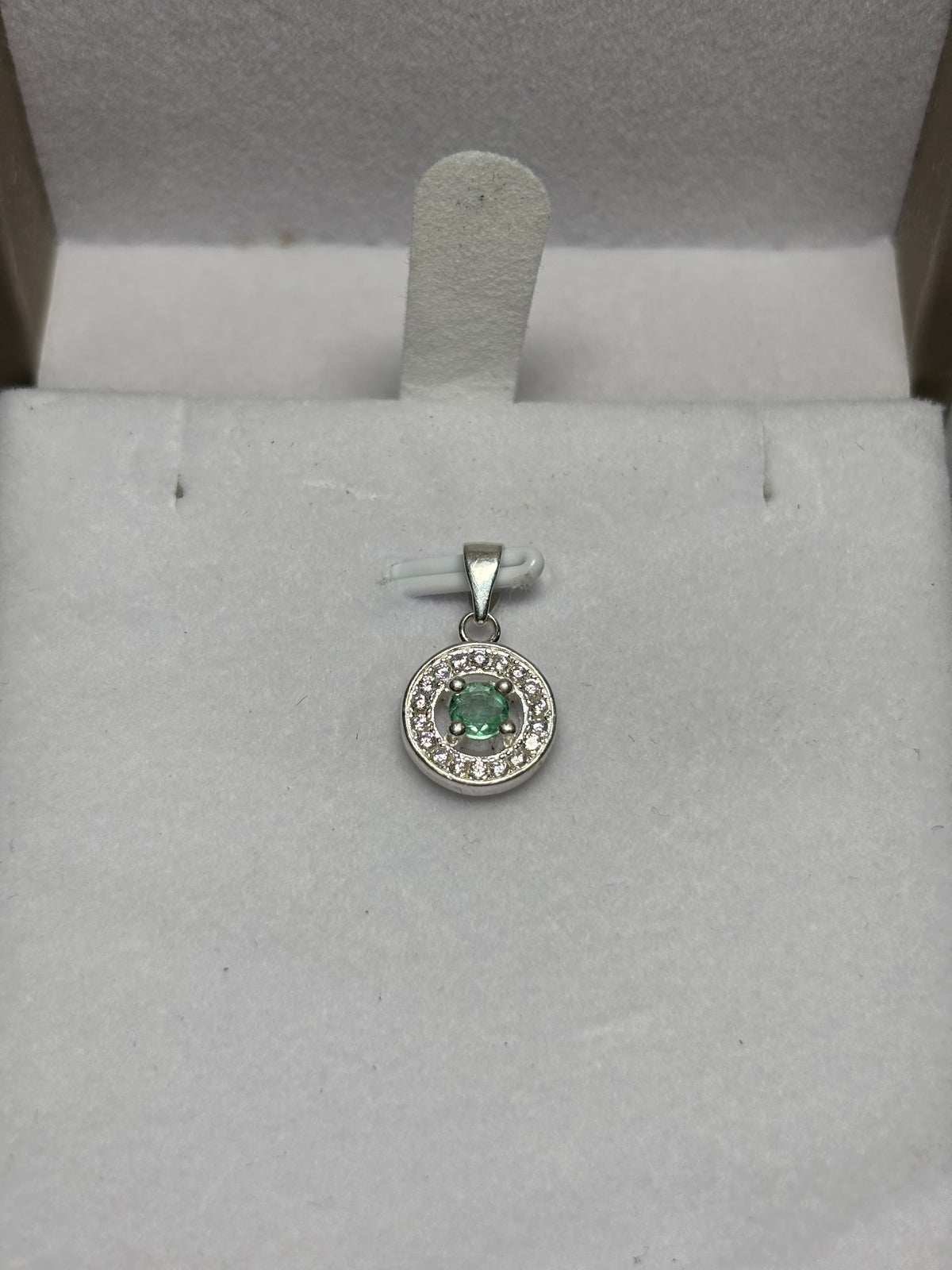 Dije Círculo en plata 925 con esmeralda natural colombiana