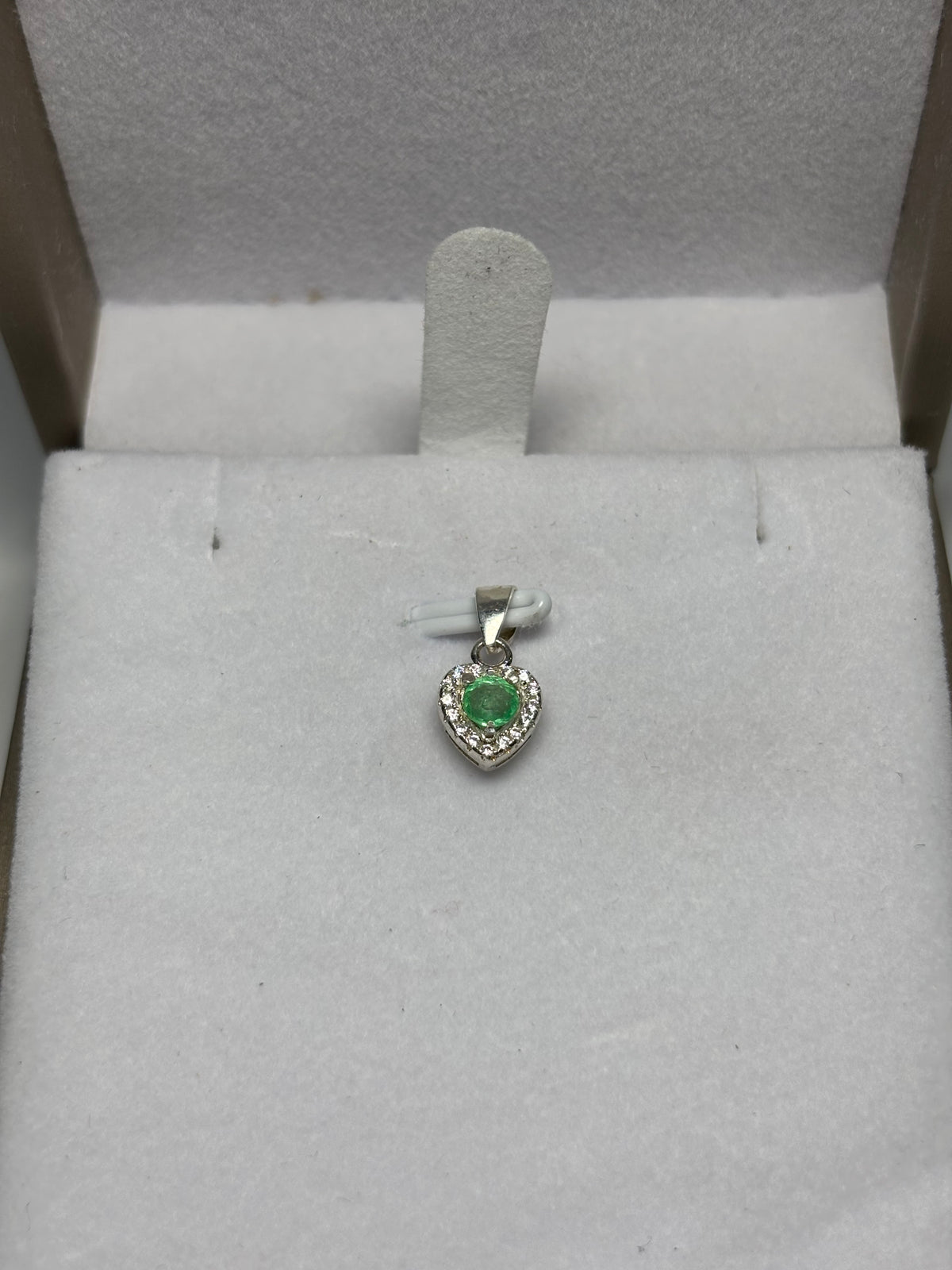 Dije Corazón en plata 925 con esmeralda natural colombiana